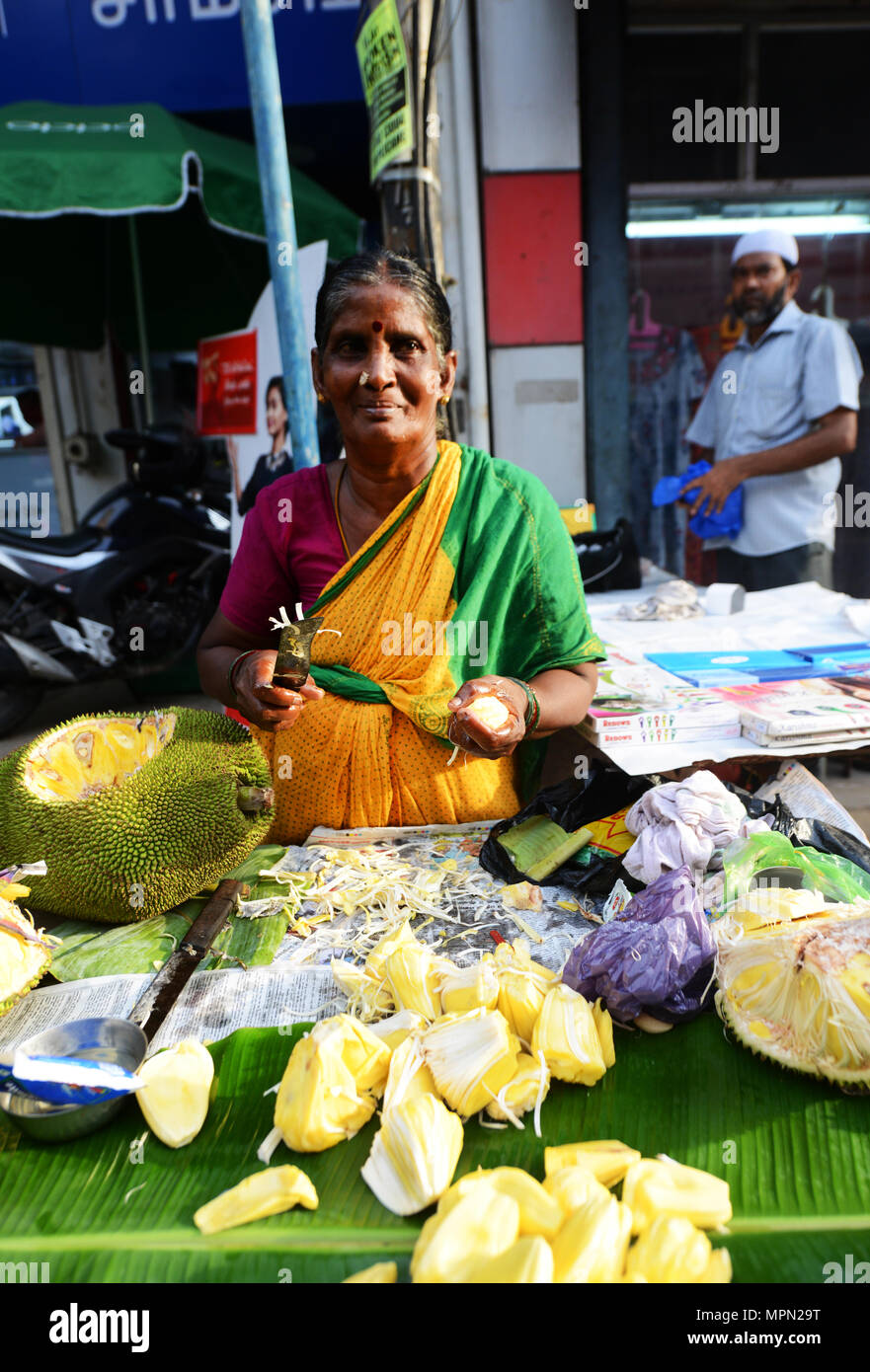 Un fornitore di Jackfruit a Chennai, India. Foto Stock