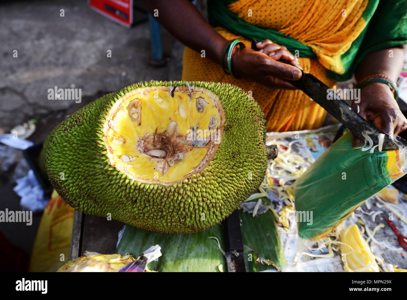 Un fornitore di Jackfruit a Chennai, India. Foto Stock