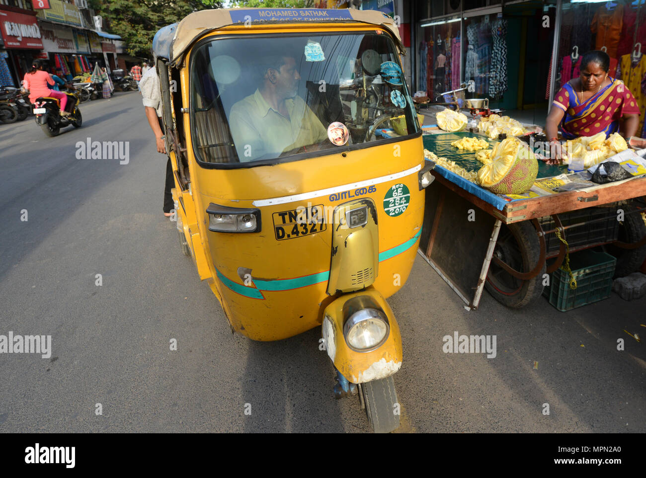 Un fornitore di Jackfruit a Chennai, India. Foto Stock