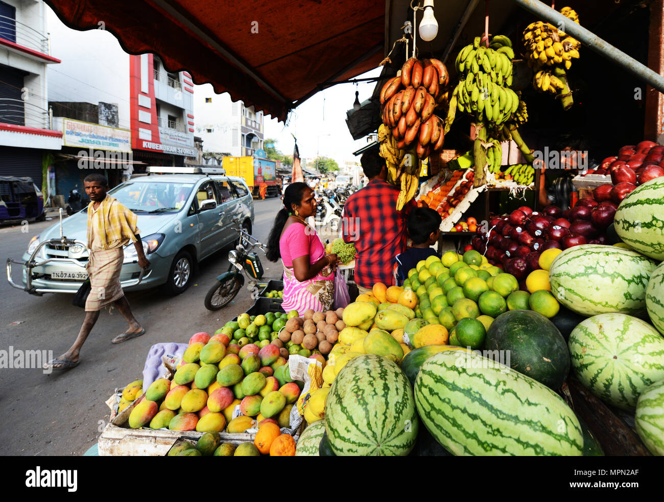 Una colorata frutta in stallo un vivace mercato di Chennai, India. Foto Stock