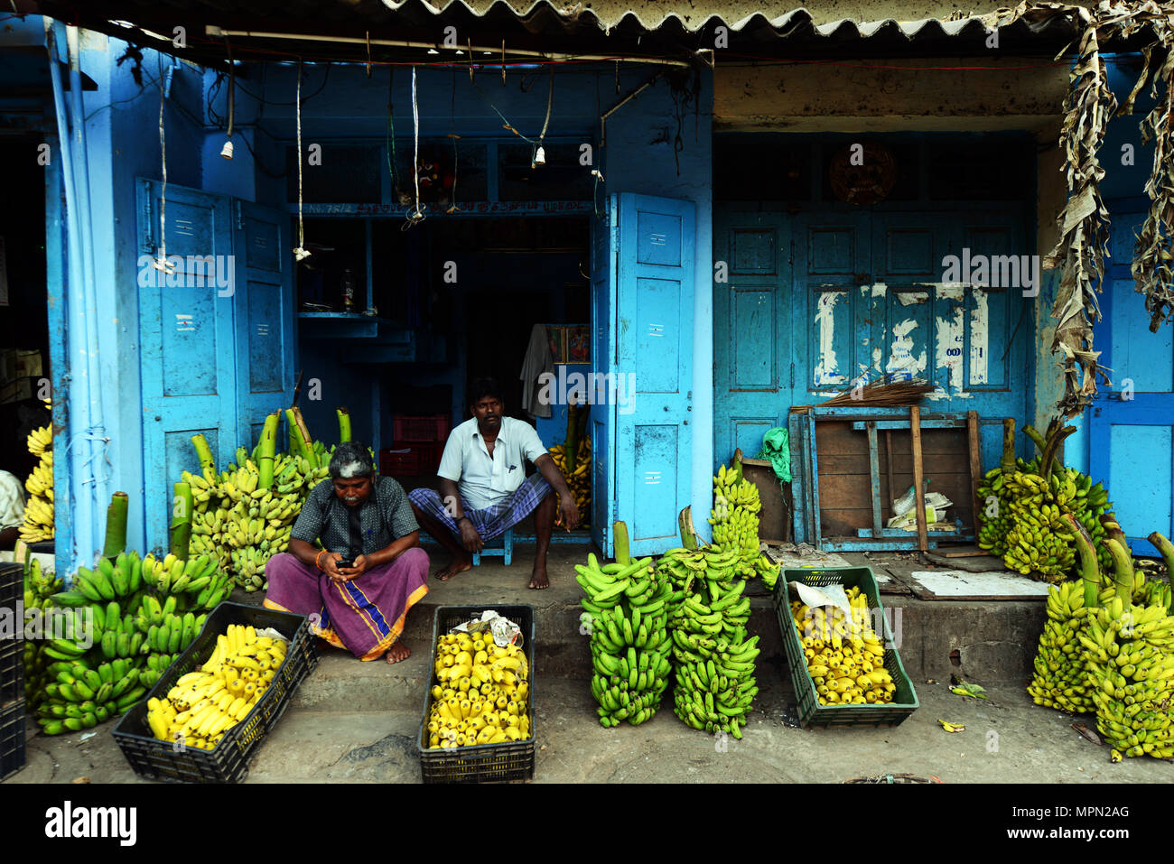 Una colorata frutta in stallo un vivace mercato di Chennai, India. Foto Stock