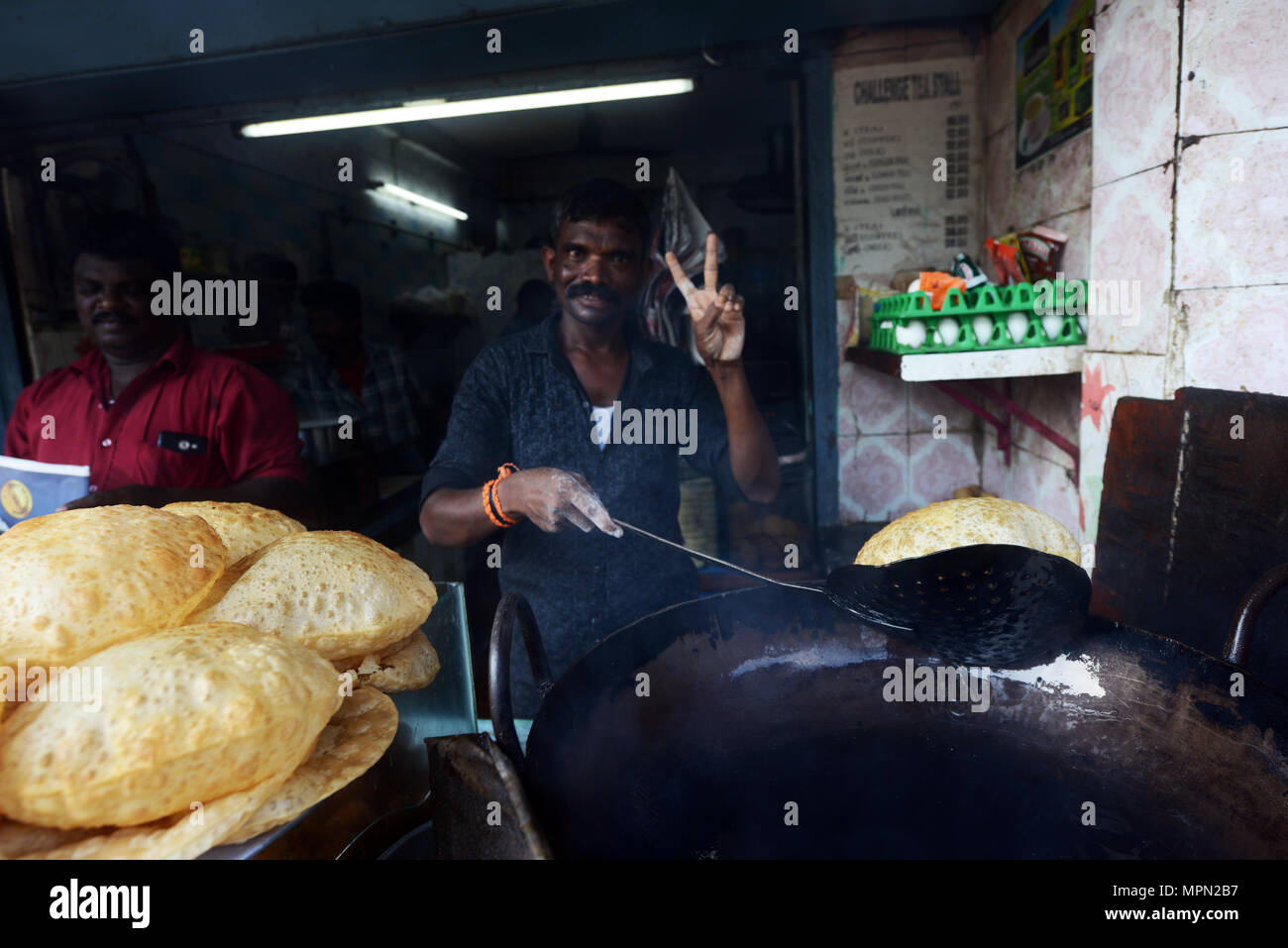 Poori è un popolare Nord pane indiano serviti per colazione in tutta l'India. Foto Stock