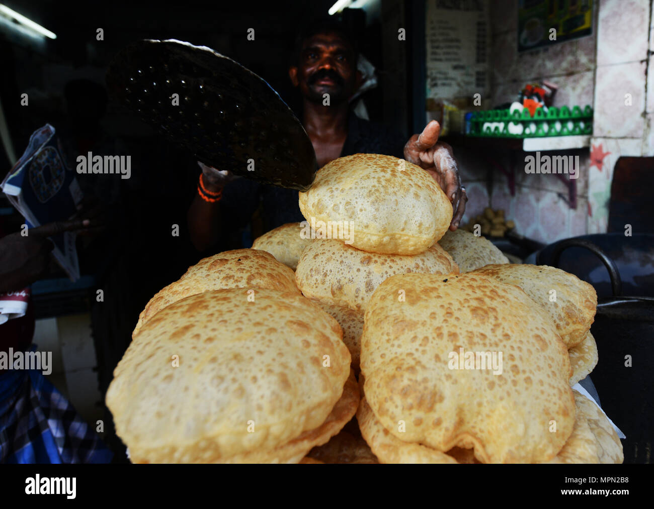 Poori è un popolare Nord pane indiano serviti per colazione in tutta l'India. Foto Stock