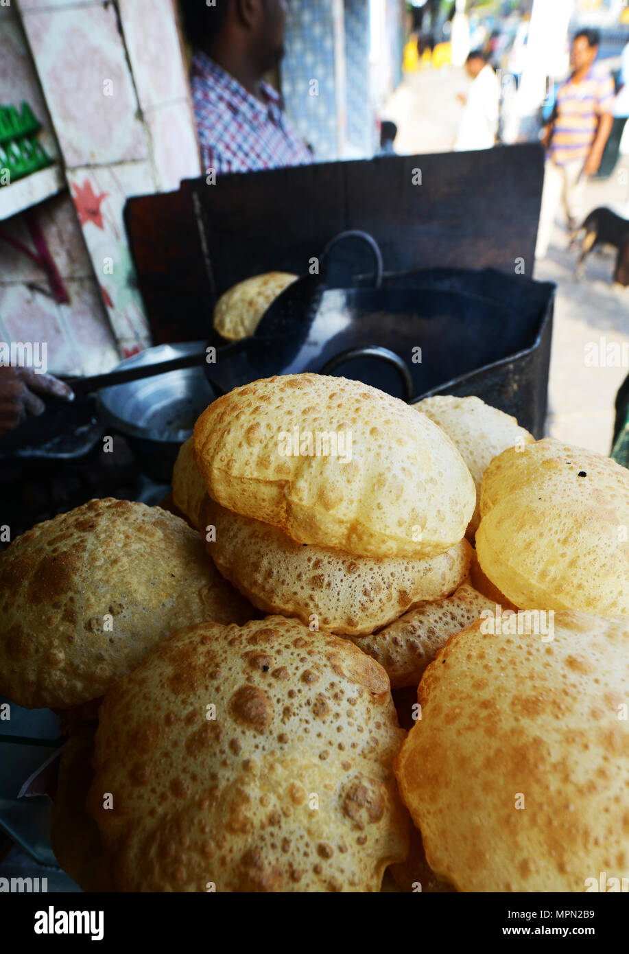 Poori è un popolare Nord pane indiano serviti per colazione in tutta l'India. Foto Stock