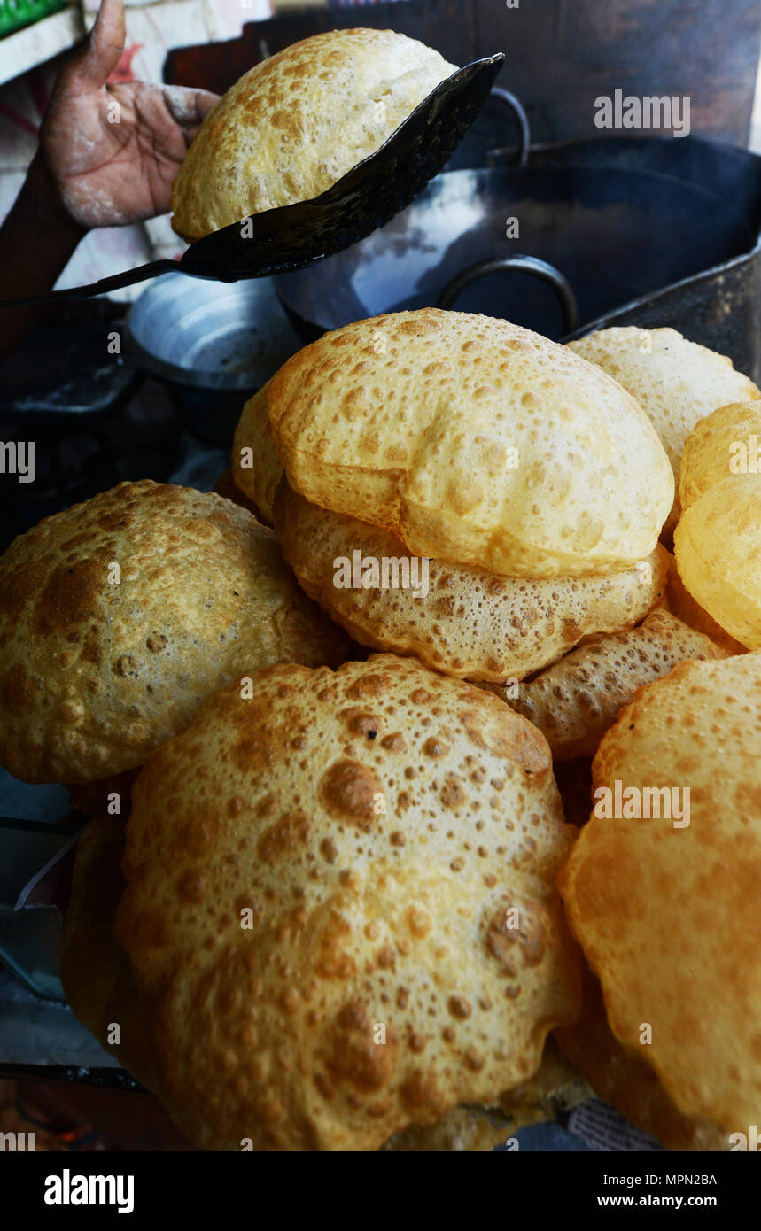 Poori è un popolare Nord pane indiano serviti per colazione in tutta l'India. Foto Stock