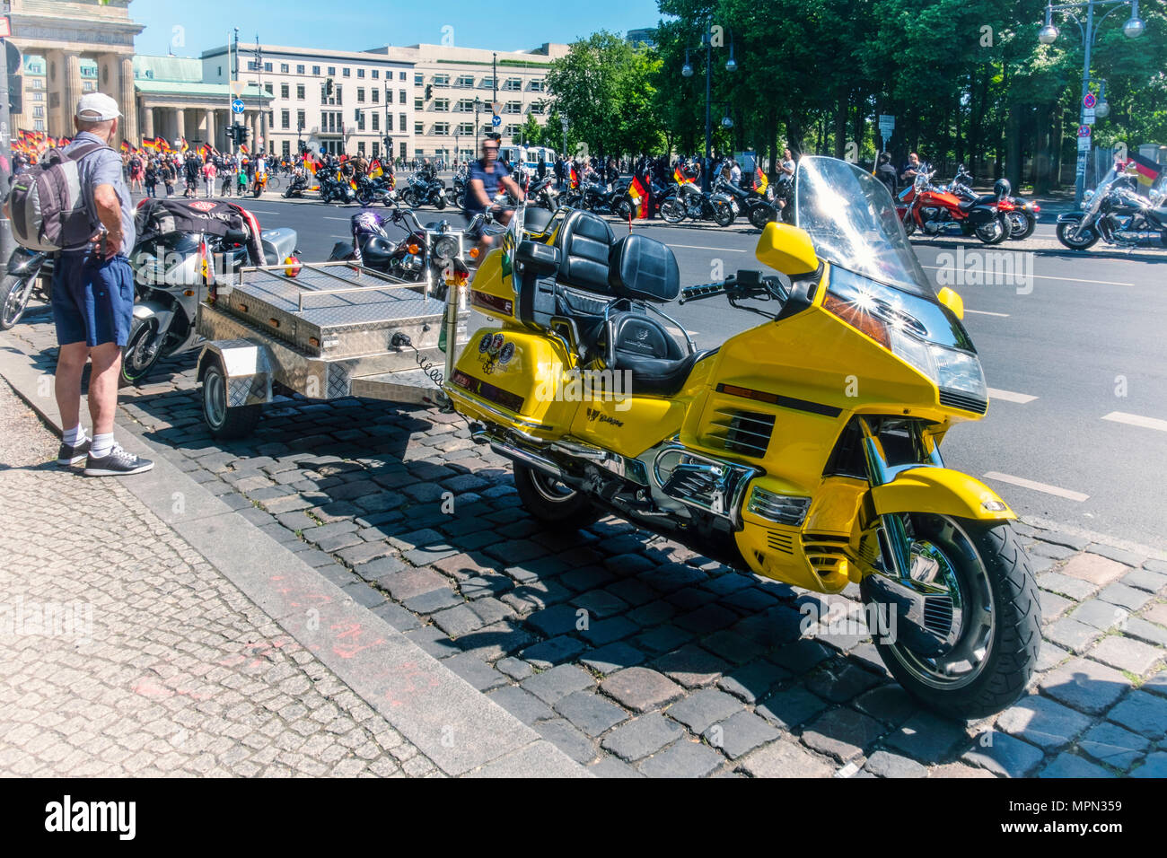 Berlin Mitte, bici del motore. Giallo Honda Gold Wing moto con rimorchio e Anti Antifa Logo alla demo di motociclisti. Foto Stock