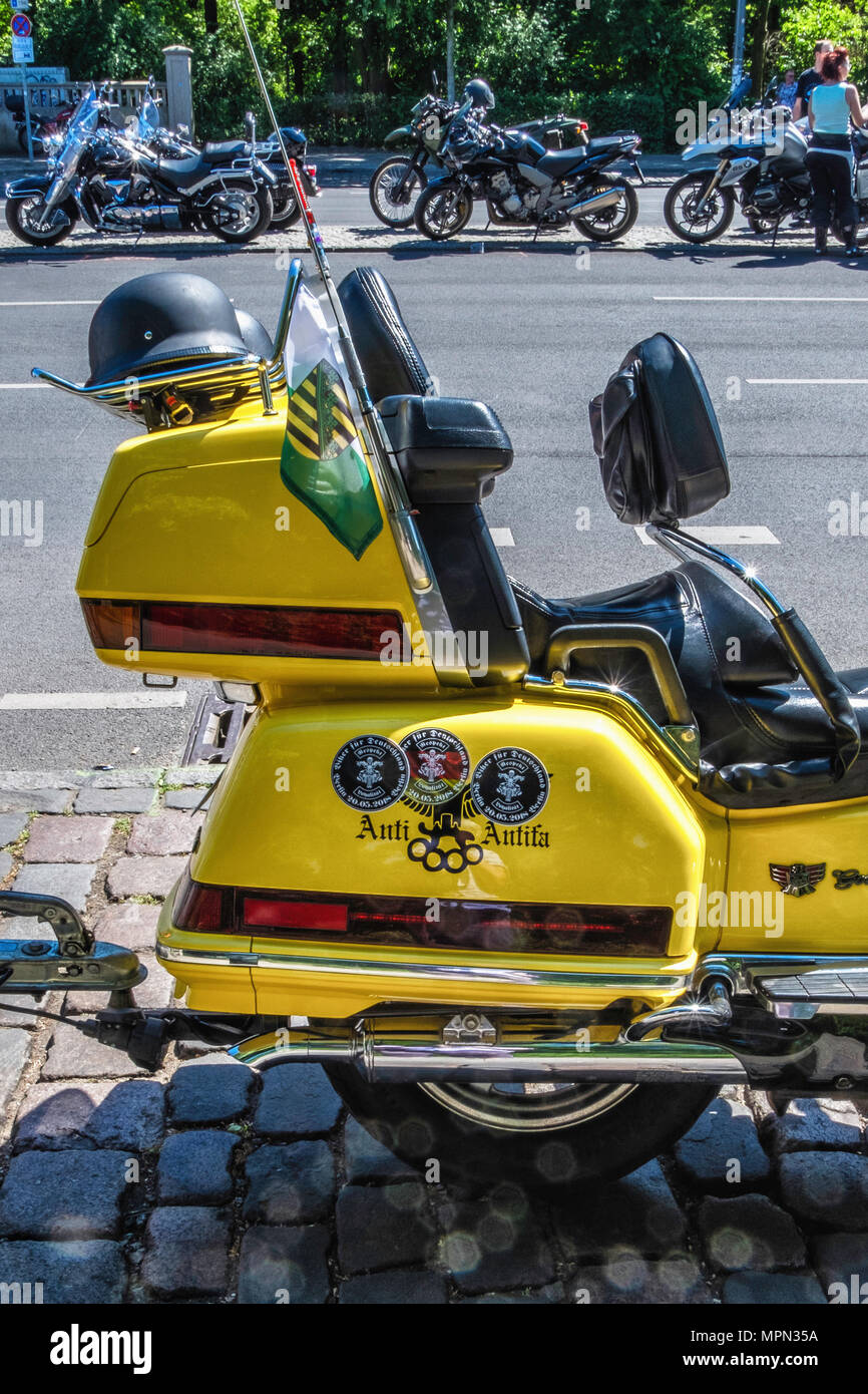 Berlin Mitte, bici del motore particolare. Giallo Honda Gold Wing bike con Anti Antifa Logo e casco nero a Demo di motociclisti. Foto Stock