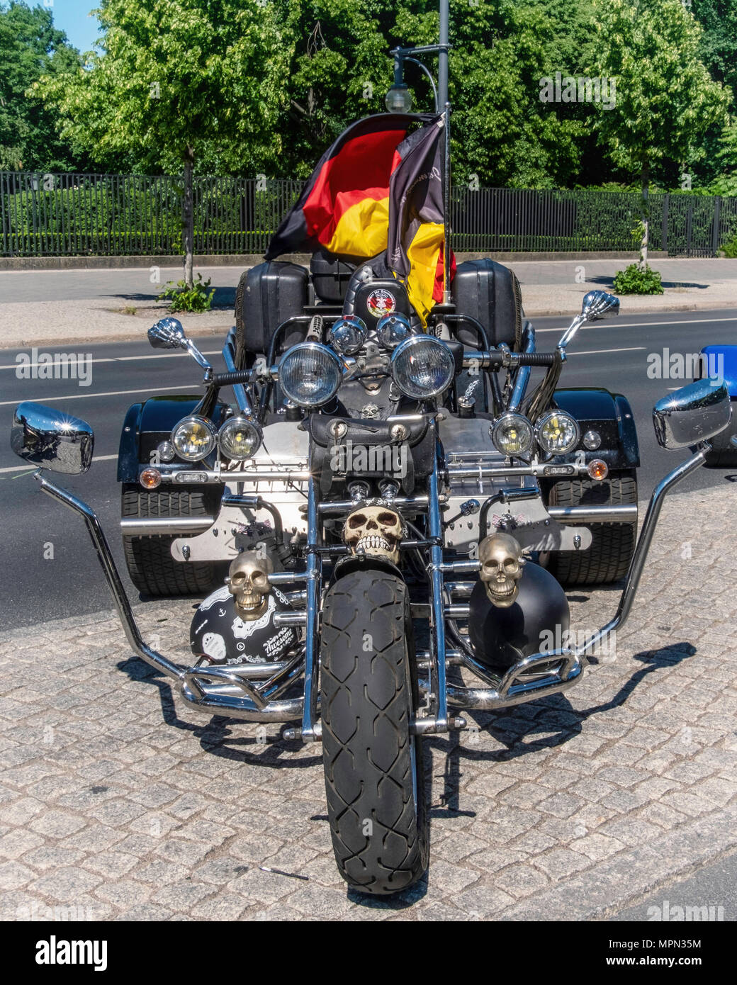 Berlin Mitte, parcheggiato moto. Motore di moto con teschi e bandiera tedesca a Demo di motociclisti. Foto Stock