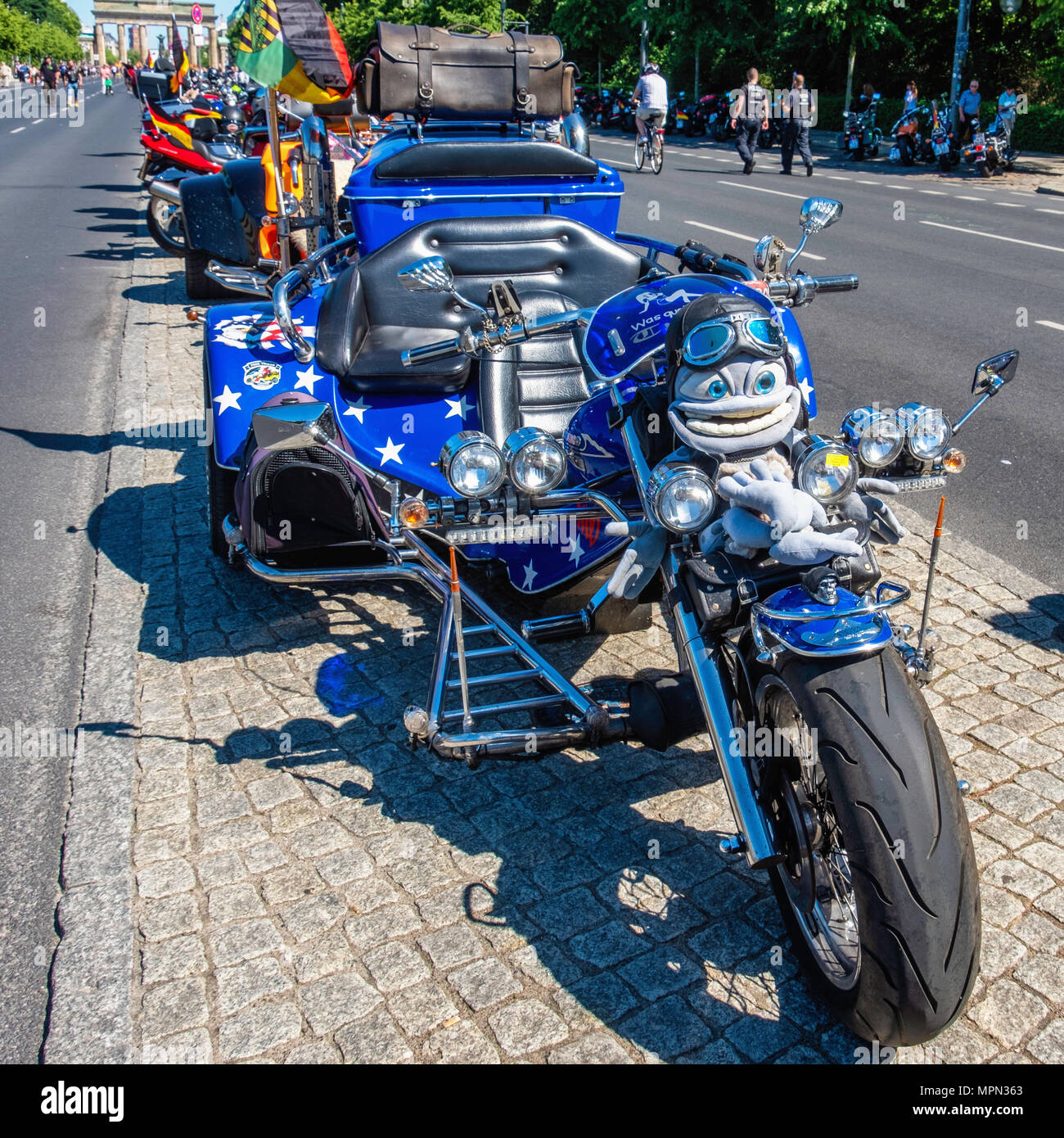 Berlin Mitte, bici del motore particolare. Blu moto parcheggiata mascotte e in aviatori helmetl a Demo di motociclisti. Foto Stock