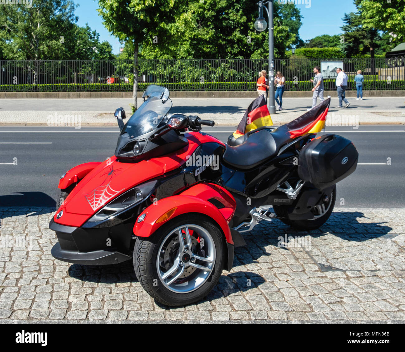 Berlin Mitte, Rosso Can-Am BRP Spyder Roadster a ciclisti per la Germania Rally. Centinaia di motociclisti protestare presso la Porta di Brandeburgo Foto Stock