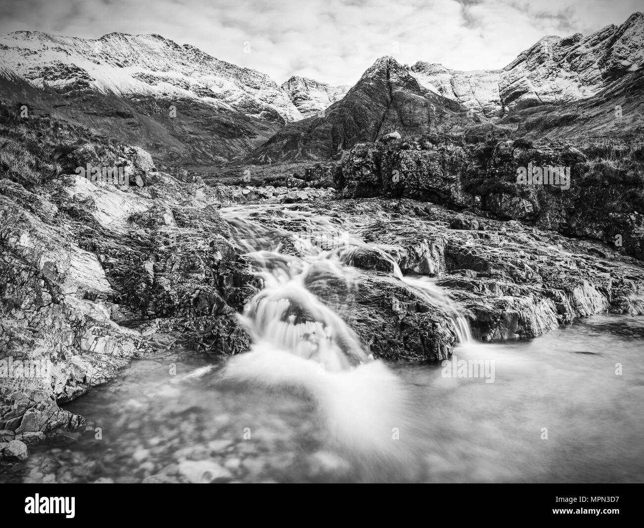 Il leggendario fata piscine a Glenbrittle ai piedi del Nero montagne Cuillin. Una piccola cascata con colorati piscine, Isola di Skye in Scozia Foto Stock