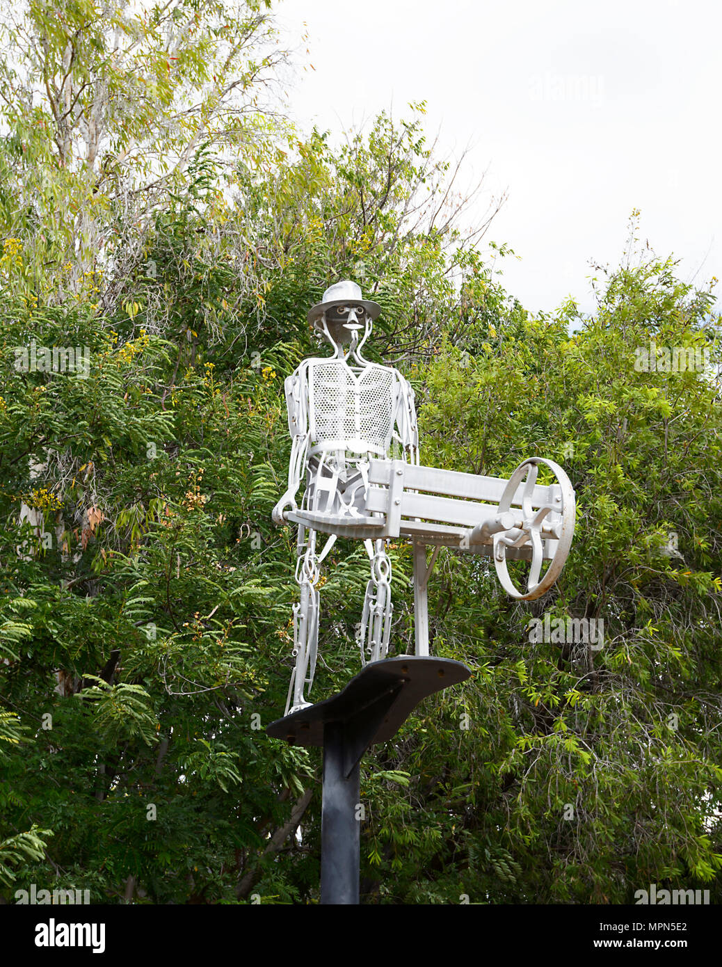 Statua di un uomo spingendo una carriola nella piccola e antica cittadina rurale di Chillagoe, estremo Nord Queensland, FNQ, QLD, Australia Foto Stock