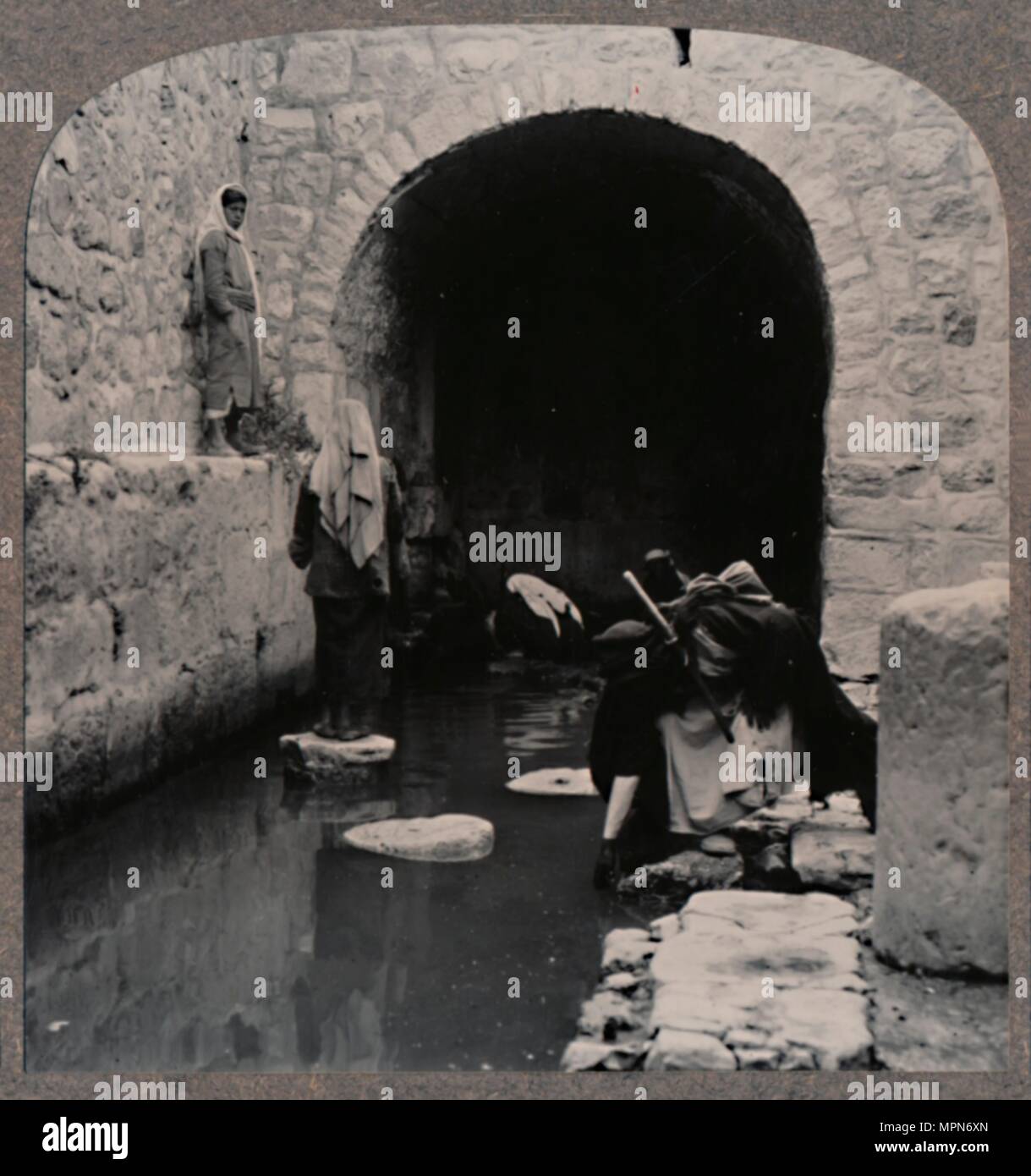 "Uomini ciechi gli occhi di lavaggio nella piscina di Siloe', C1900. Artista: sconosciuto. Foto Stock