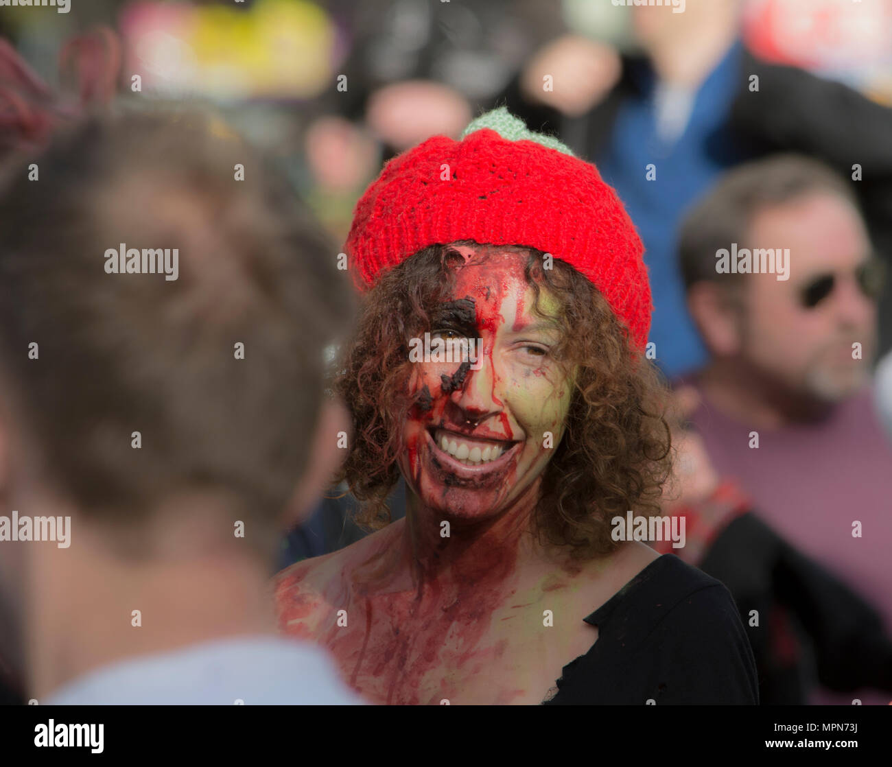 Zombie a piedi in Bristol che è un evento annuale hed intorno a Halloween Foto Stock