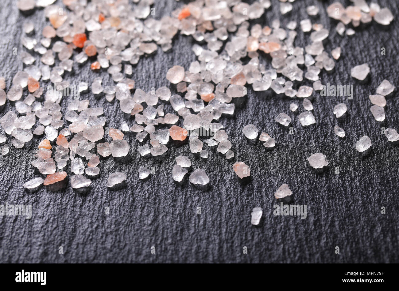 Cristalli di grana grossa sale su sfondo nero - close up Foto Stock