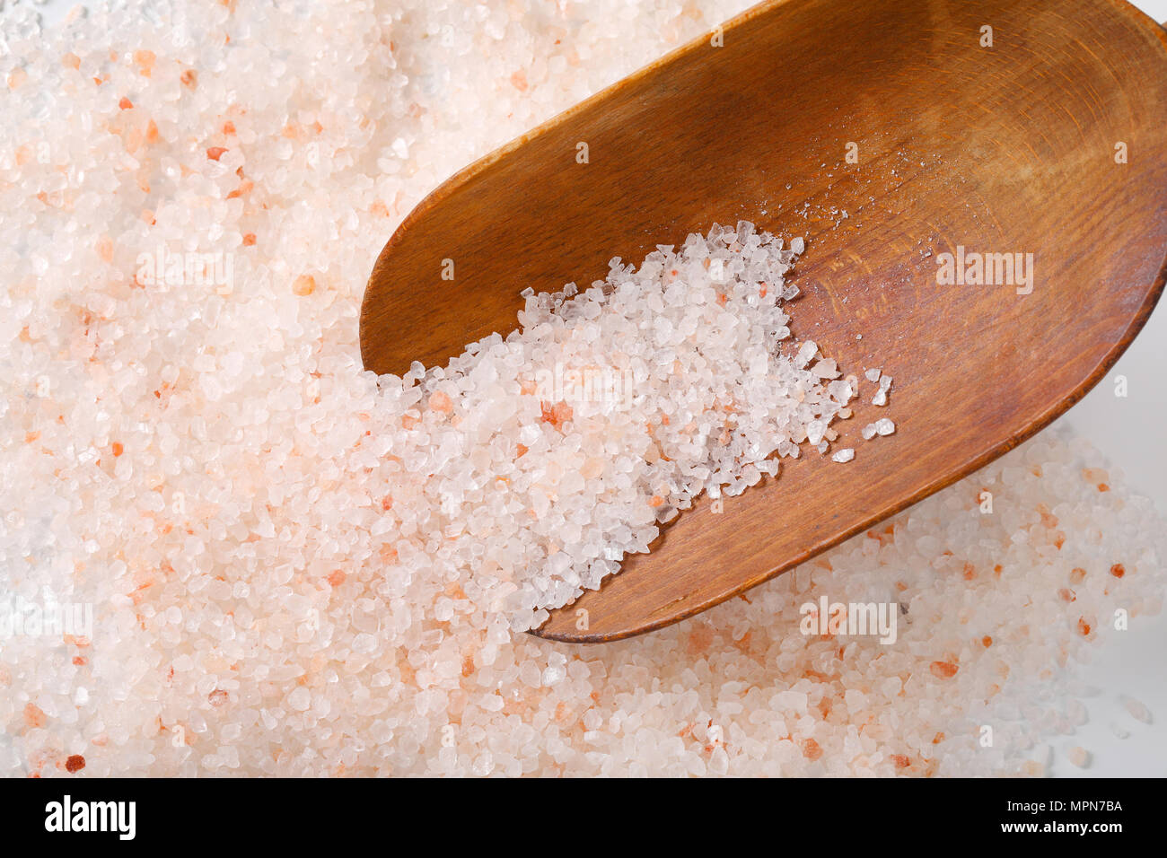 Scoop di grana grossa sale sulla grana grossa sullo sfondo di sale Foto Stock