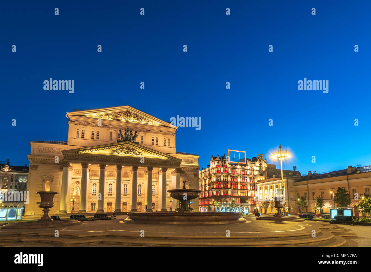Mosca dello skyline della città presso il Teatro Bolshoi di notte a Mosca, Russia Foto Stock