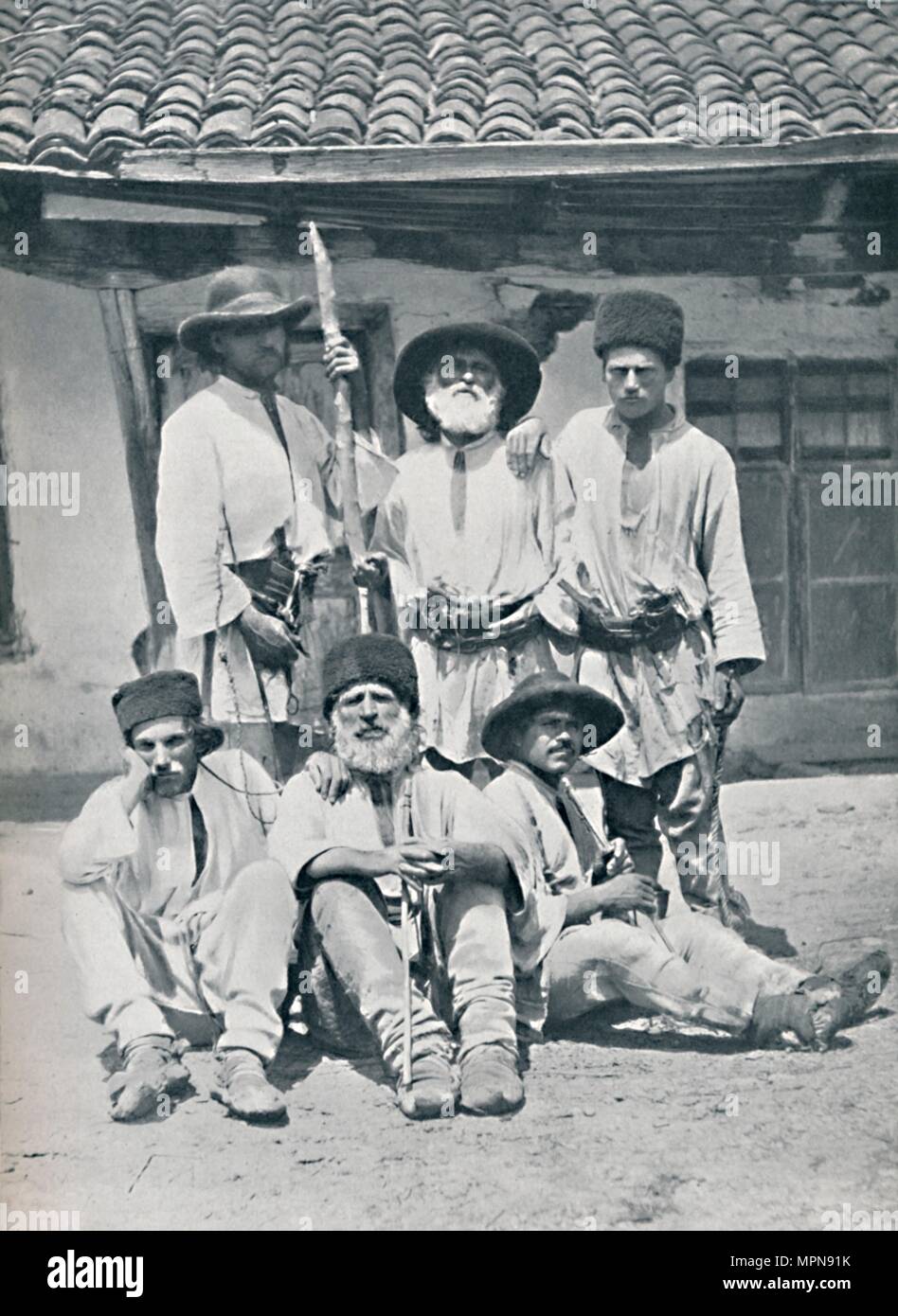 Contadini romeni, 1912. Artista: sconosciuto. Foto Stock