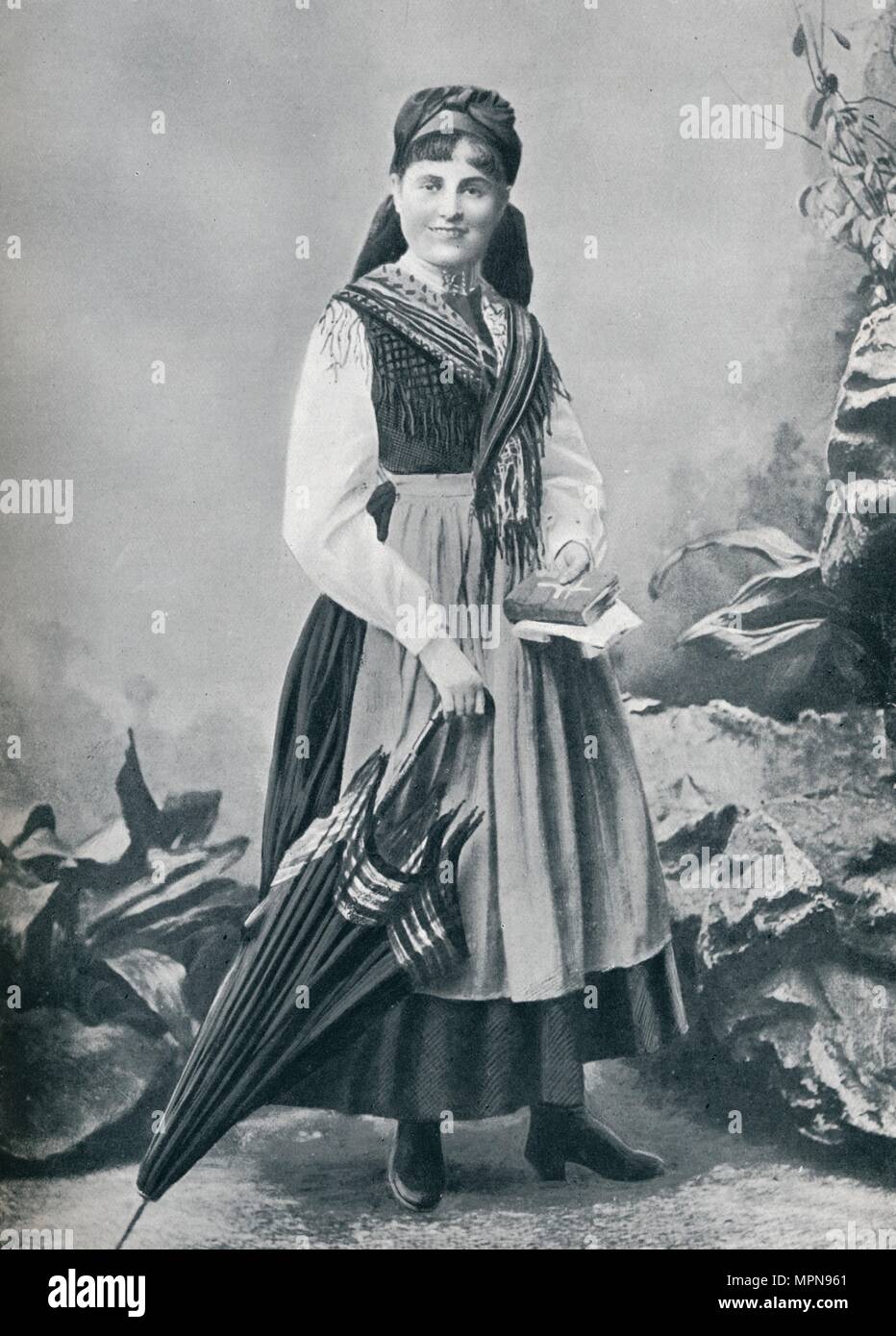 Una ragazza austriaca nel costume nazionale, 1912. Artista: R Lechner. Foto Stock