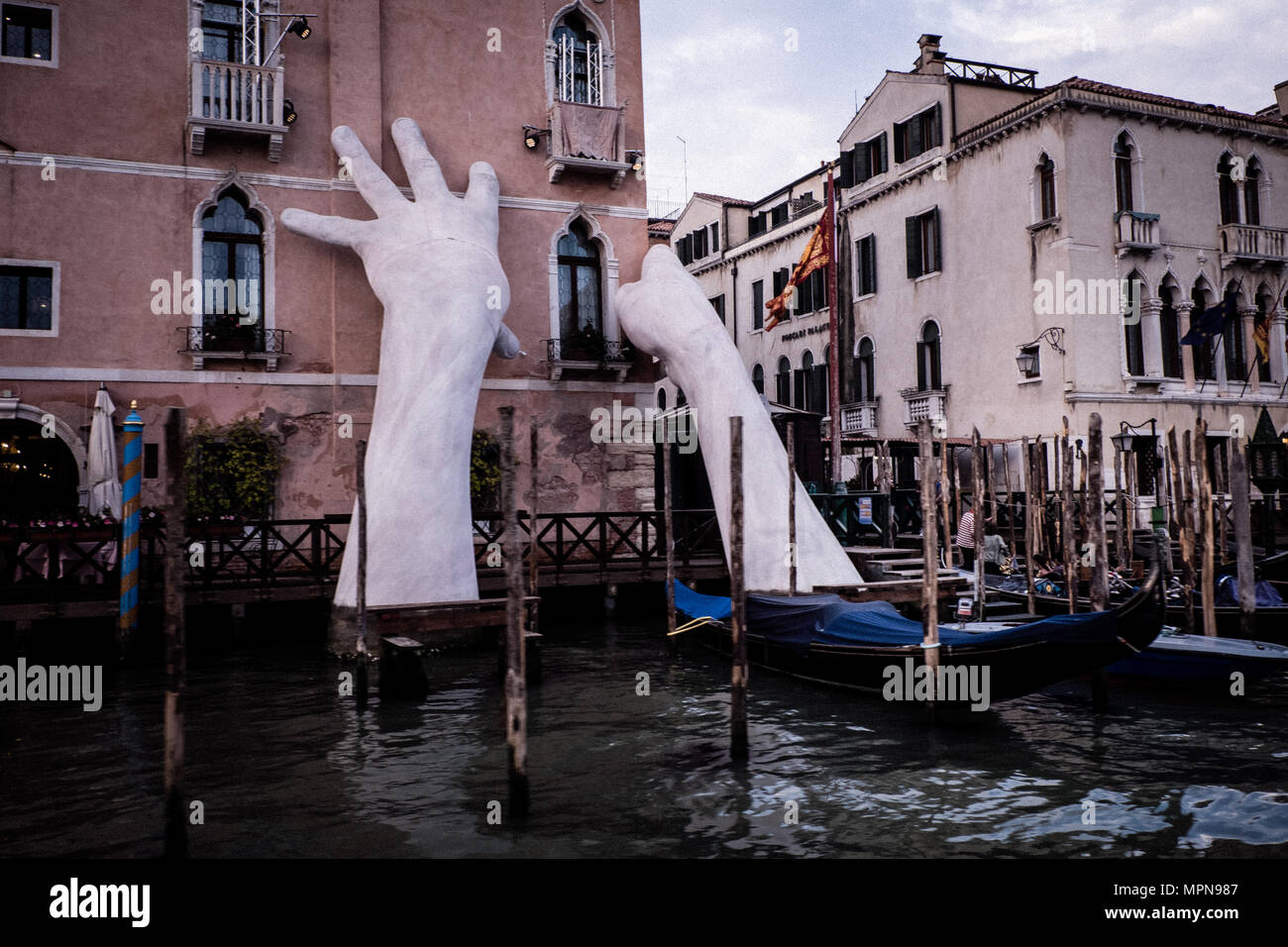 Le mani di una scultura in Venezia Foto Stock