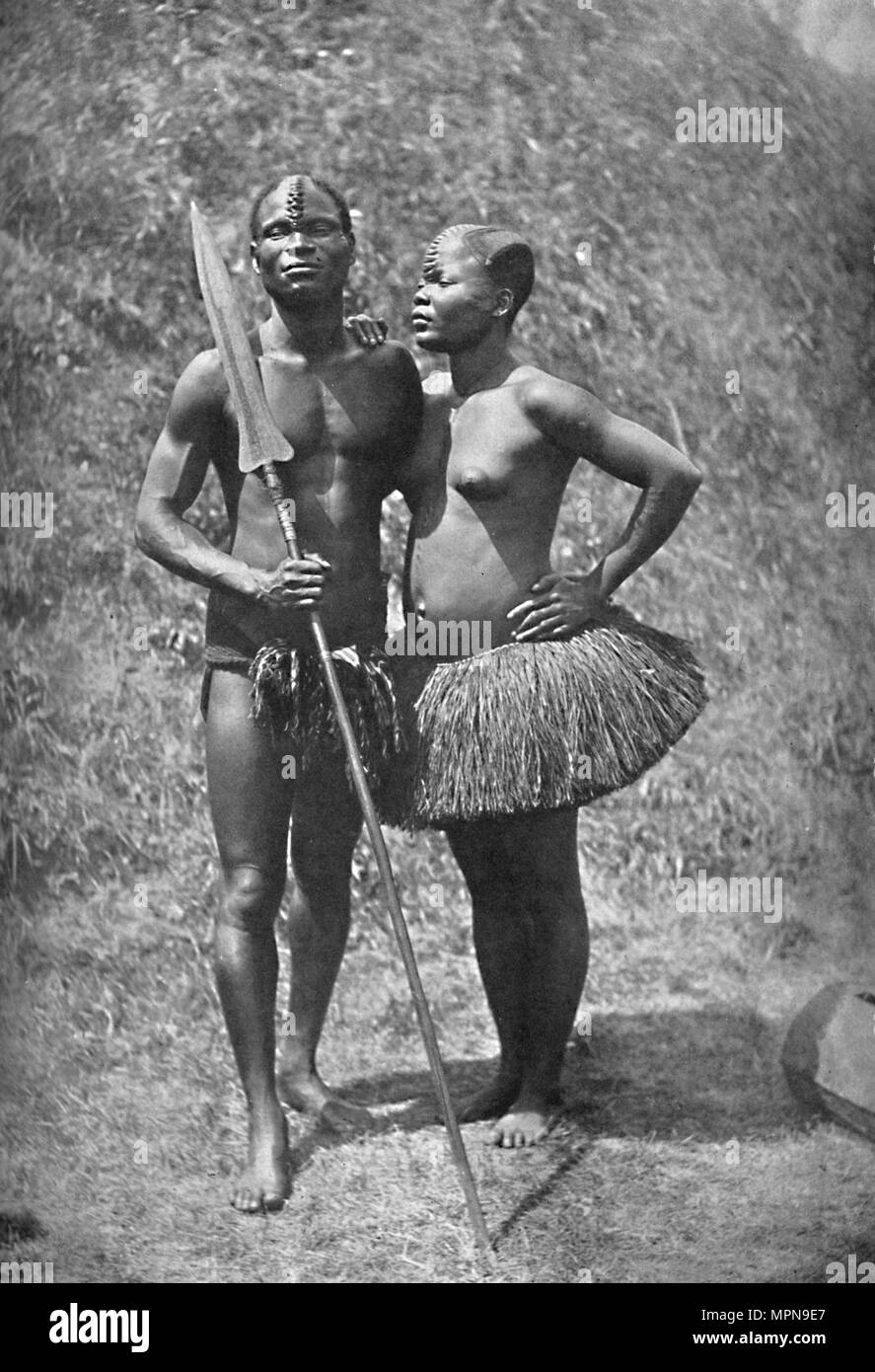 Un Mulolo (Congo) guerriero e la moglie dal Congo centrale regioni, 1902. Artista: sconosciuto. Foto Stock
