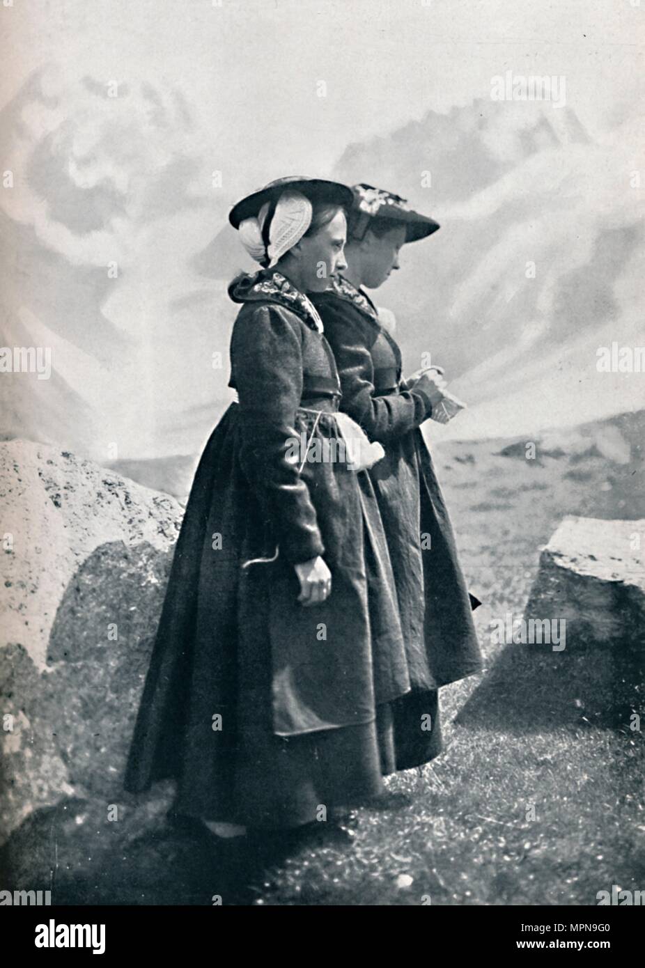 Due donne Svizzere, 1912. Artista: Charles Lefebure. Foto Stock