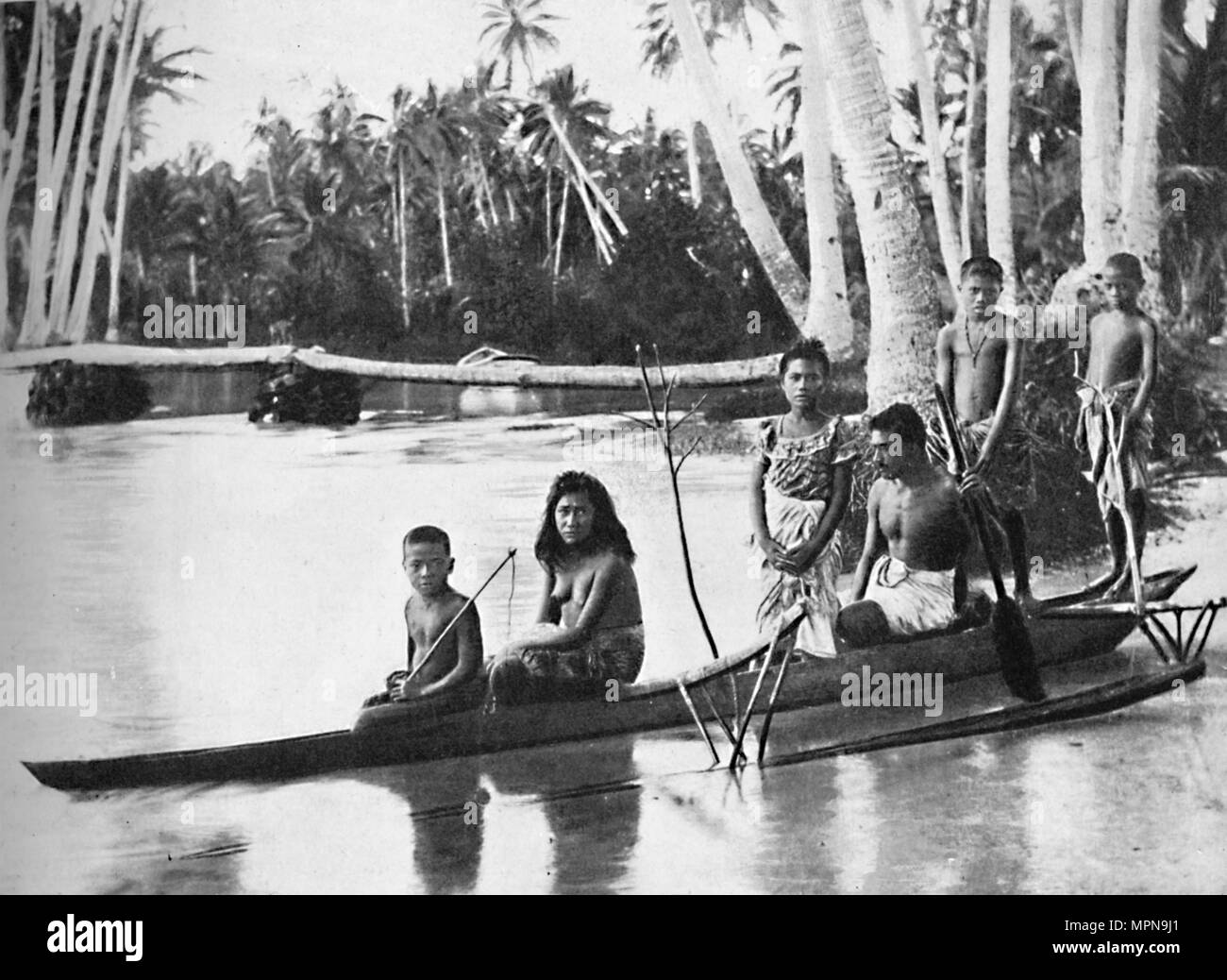 Un Samoano con canoa outrigger, e i suoi occupanti, 1902. Artista: Kerry & Co. Foto Stock