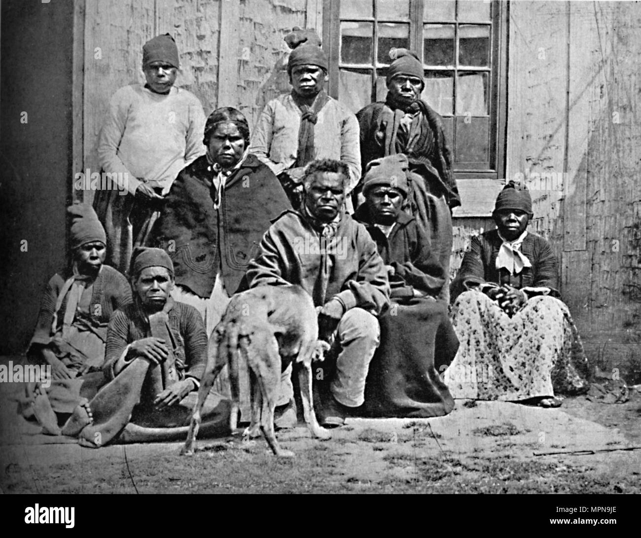 Un gruppo di alcuni degli ultimi degli abitanti della Tasmania. in abito  europeo, 1902. Artista: John Watt Beattie Foto stock - Alamy