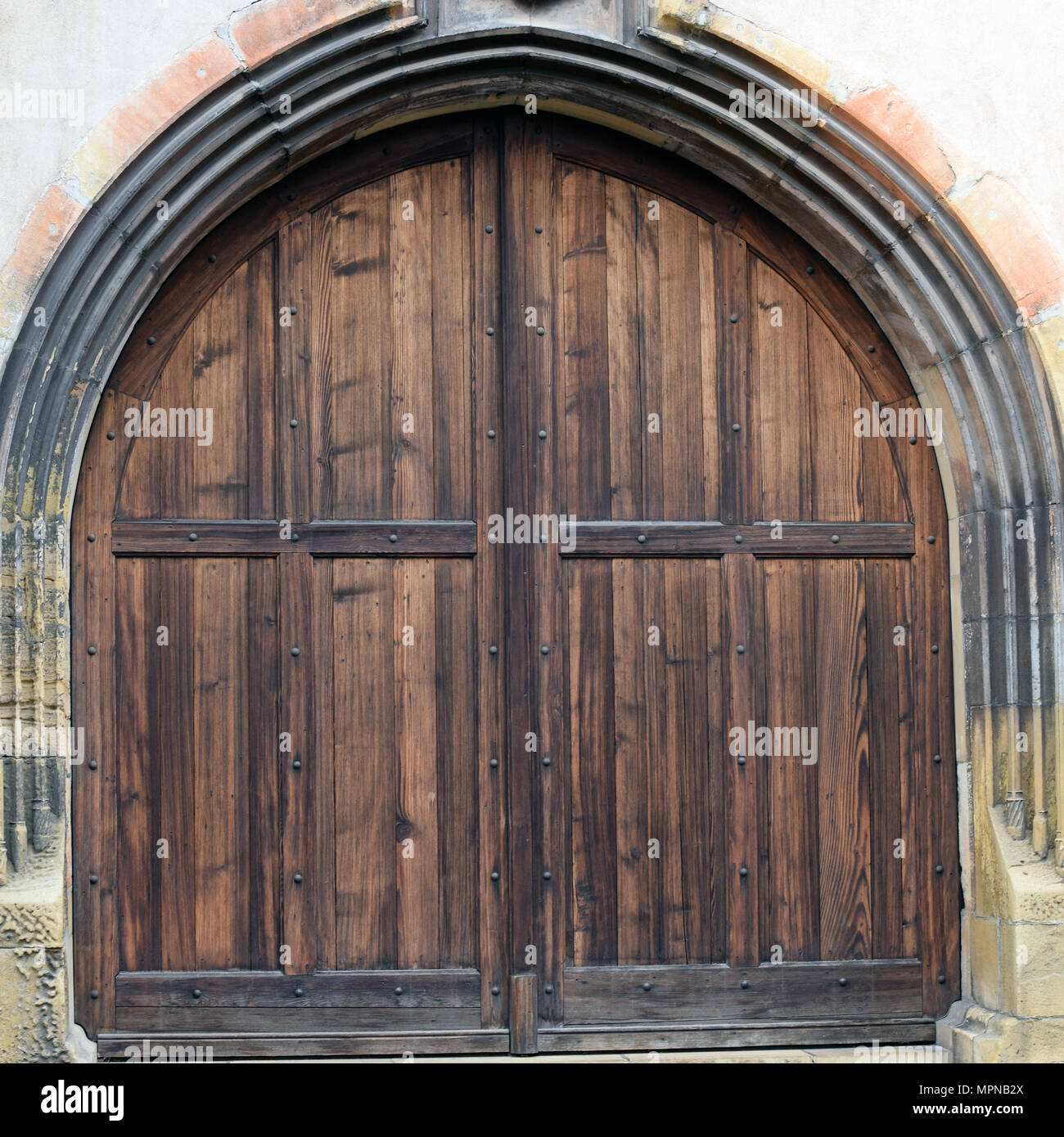 Massiccio vecchia porta di legno Foto Stock