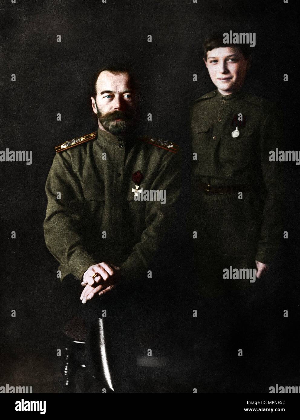 Nicholas II Zar di Russia e suo figlio Alexei, in uniforme militare, 1915. Artista: sconosciuto. Foto Stock