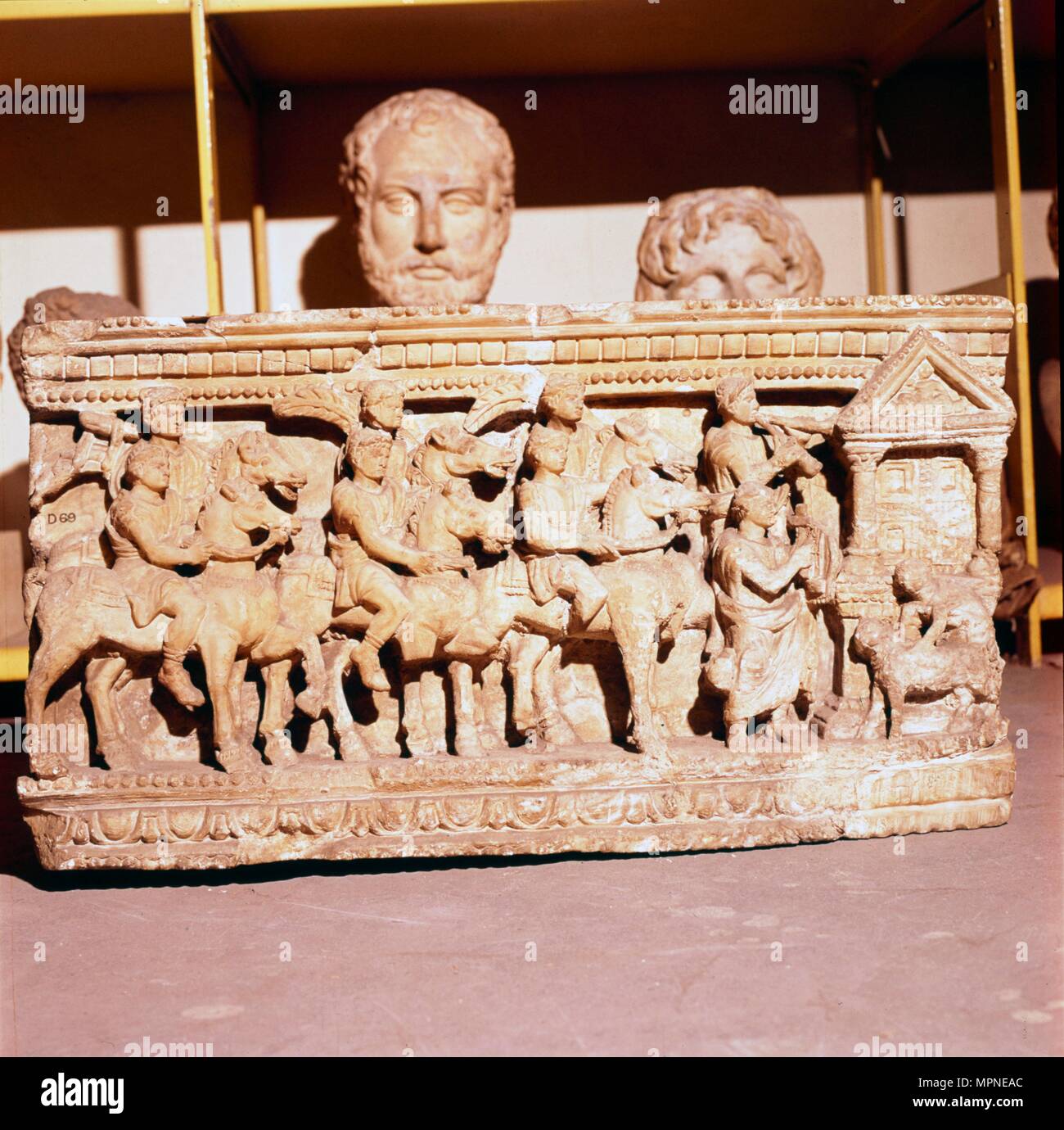 Sarcofago etrusco del corteo funebre che si avvicinano ad un santuario. Artista: sconosciuto. Foto Stock