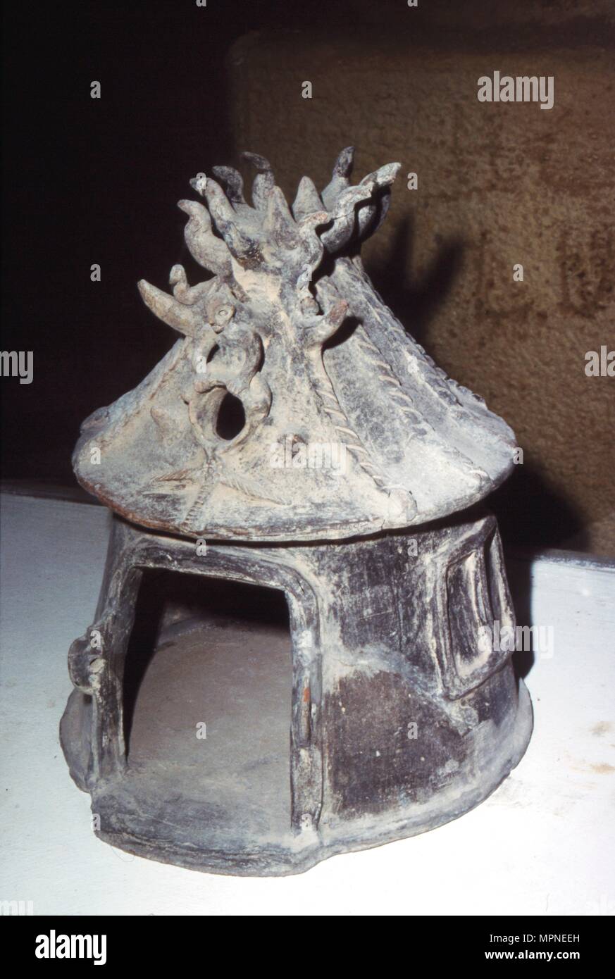Etrusca urna cineraria, c7th secolo BC-4secolo A.C. Artista: sconosciuto. Foto Stock