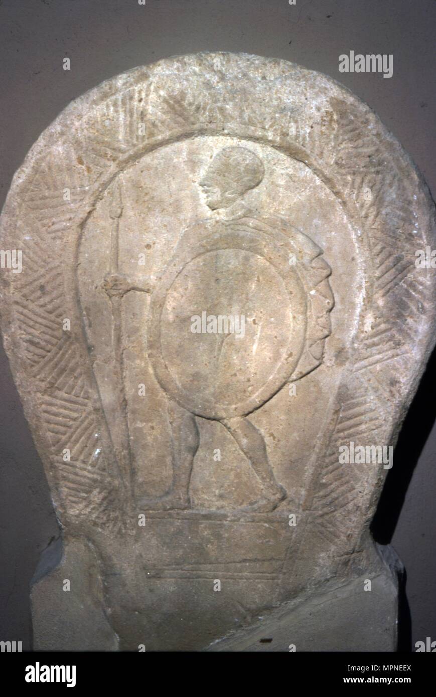 Stele etrusca, guerriero con scudo e lancia c420 BC-300 BC. Artista: sconosciuto. Foto Stock