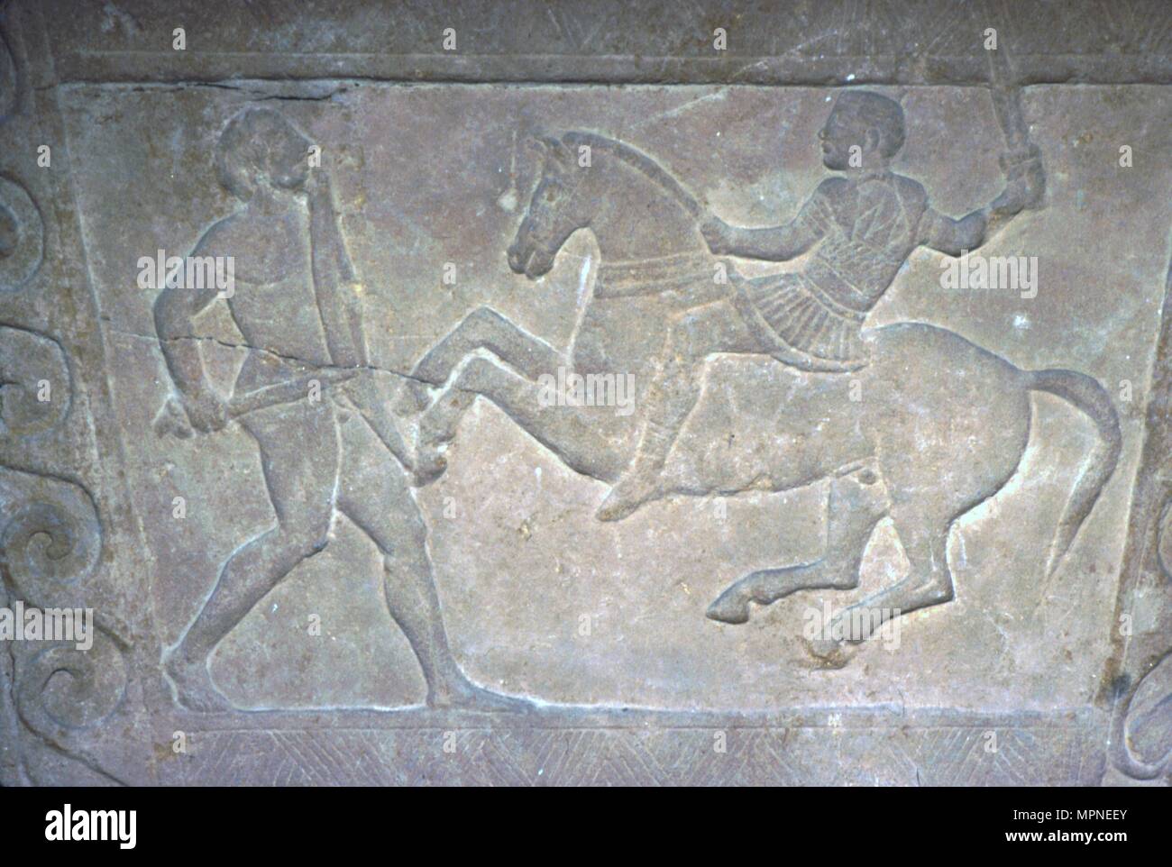 Stele etrusca dettaglio, il combattimento tra il cavaliere e piede-soldato, c4° secolo A.C. Artista: sconosciuto. Foto Stock