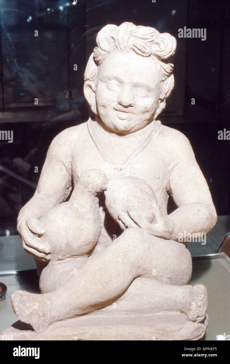 In Terracotta votiva etrusca di Alimentazione bambino uccello, da Vulci, c2nd secolo A.C. Artista: sconosciuto. Foto Stock