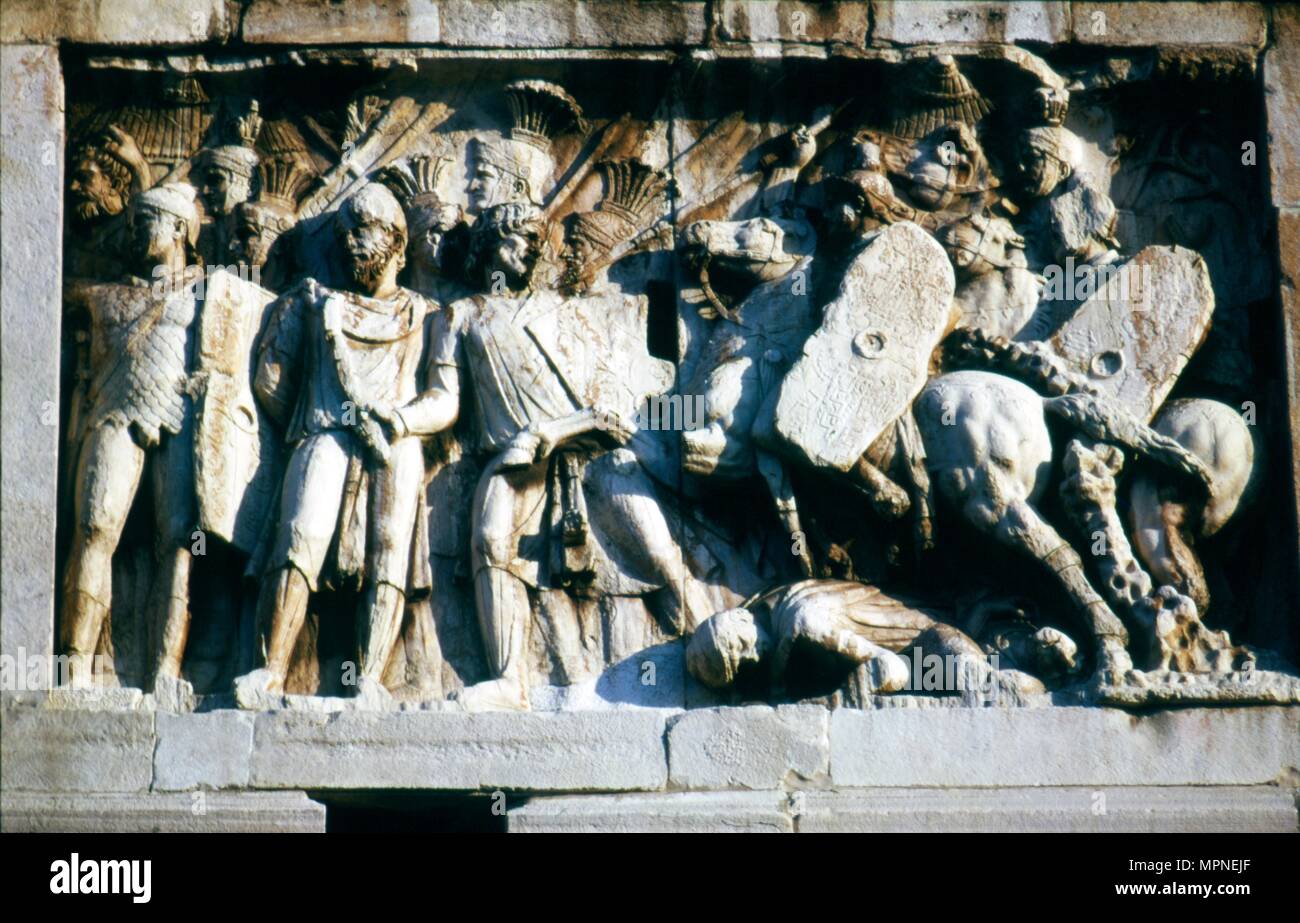 Le truppe romane e barbari sull arco di Costantino, rilievo particolare, inizi II secolo. Artista: sconosciuto. Foto Stock