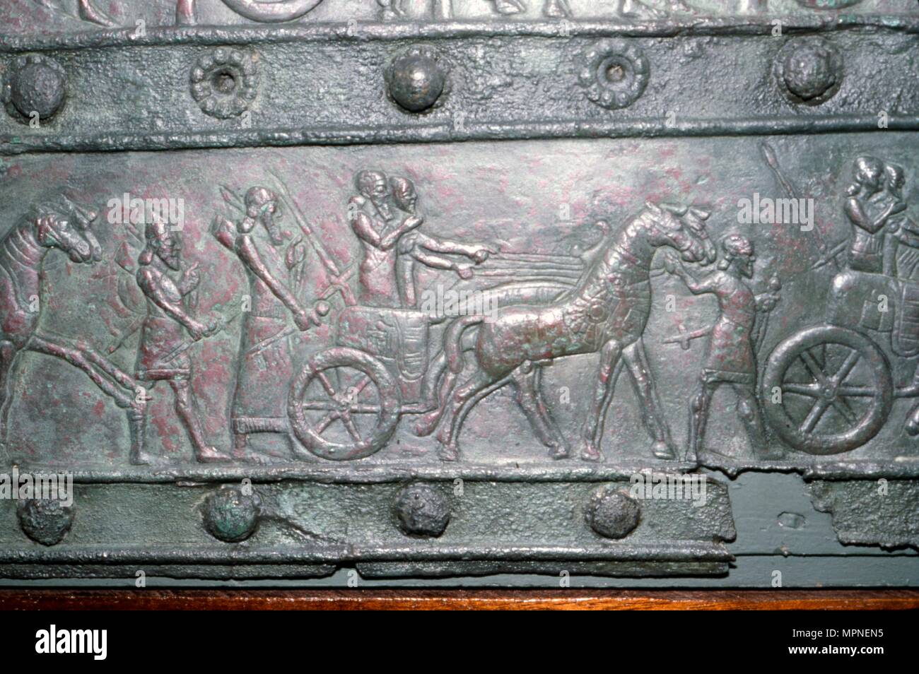 Dettagli dalla Balawat cancelli, realizzato per Shalmeneser III, Neo-Assyrian, c858-824 BC. Artista: sconosciuto. Foto Stock