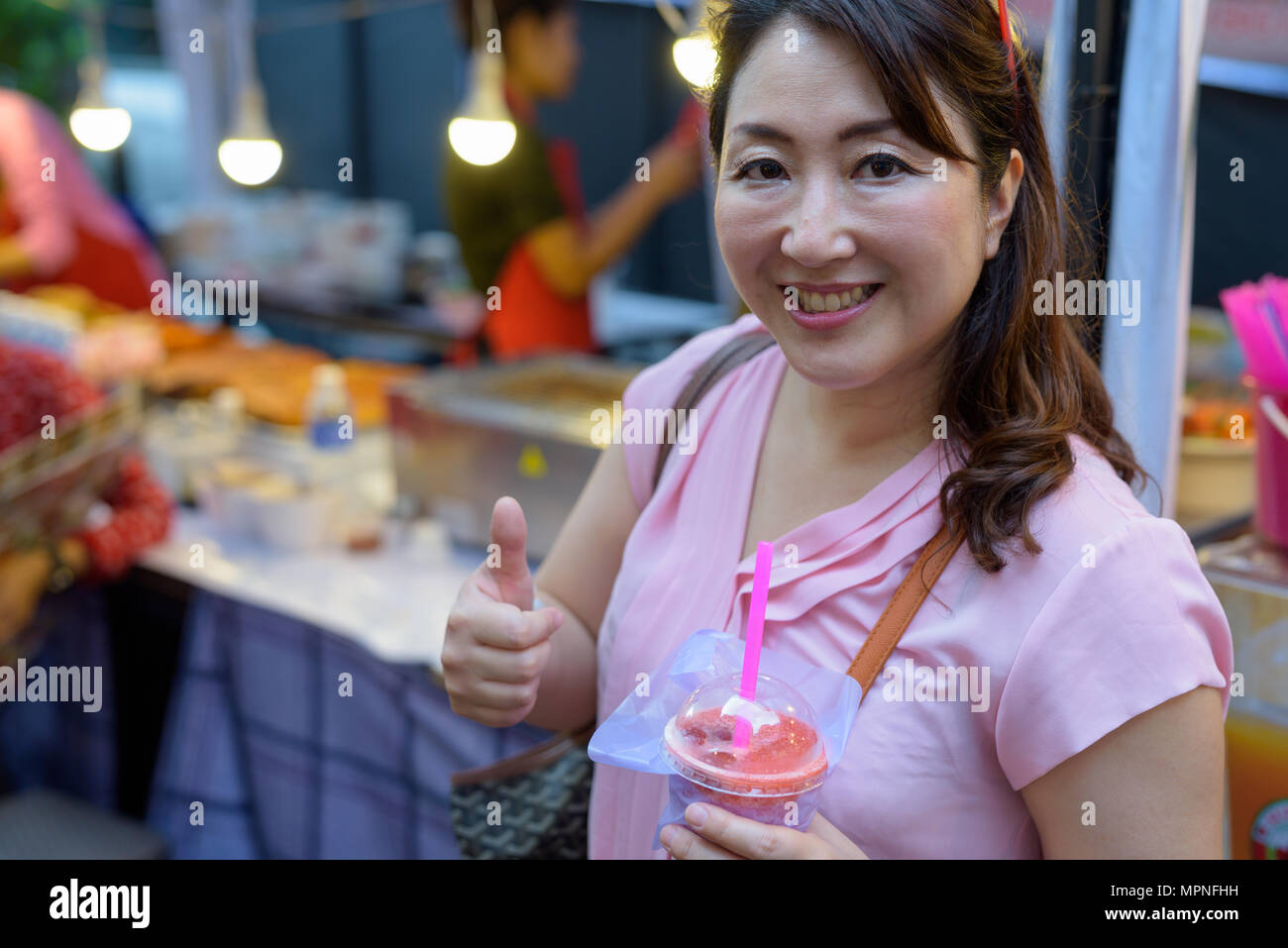 Coppia donna asiatica lo shopping al mercato di strada Foto Stock