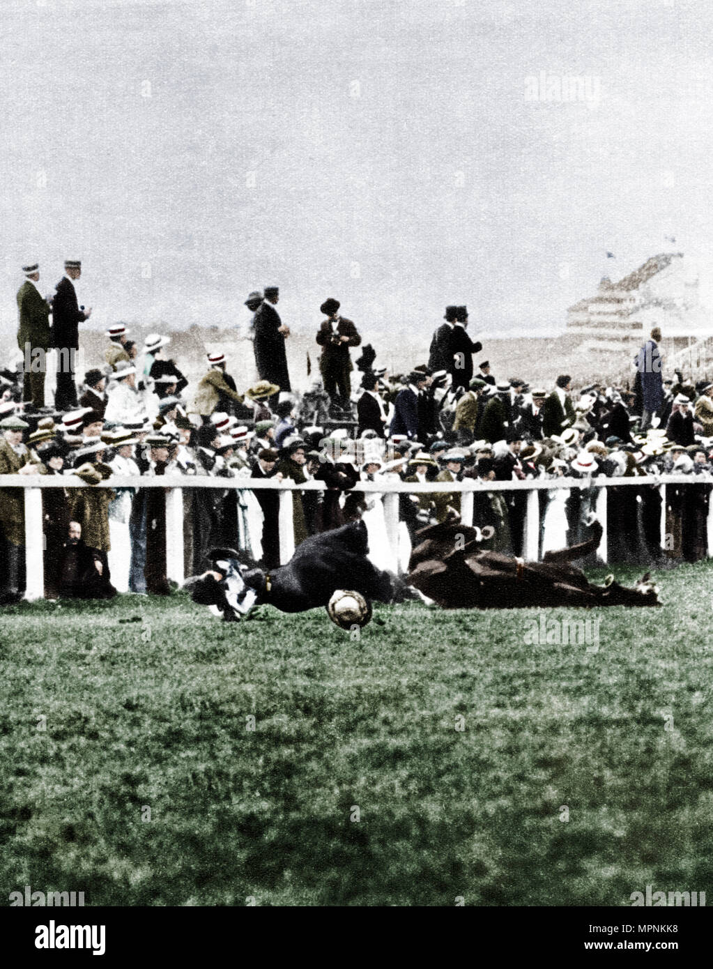 Emily Davison gettando se stessa di fronte al King's cavallo durante il Derby, EPSOM SURREY, 1913. Artista: sconosciuto. Foto Stock