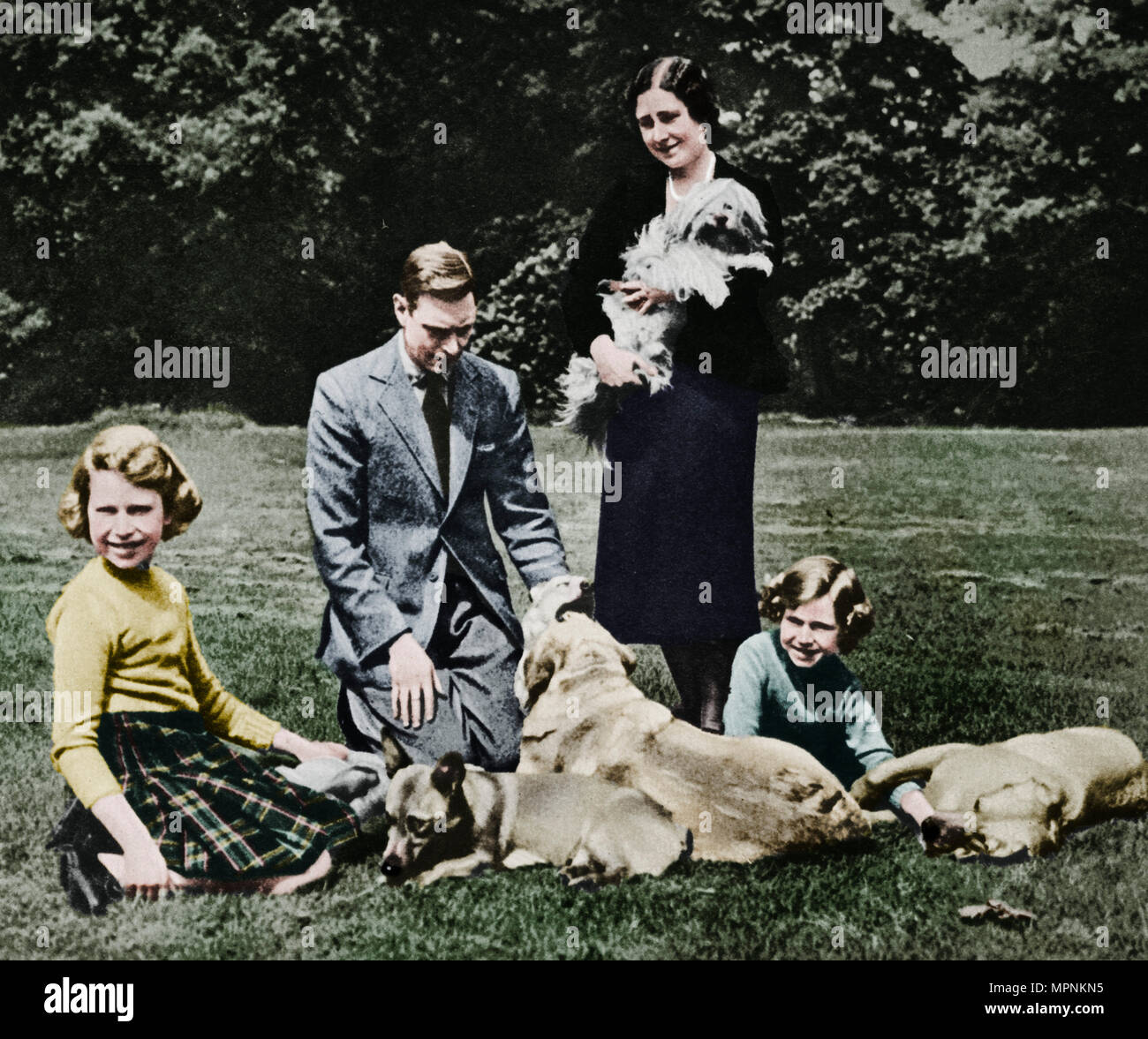 Famiglia Reale come un buon gruppo di amanti dei cani, 1937. Artista: Michael Chance. Foto Stock