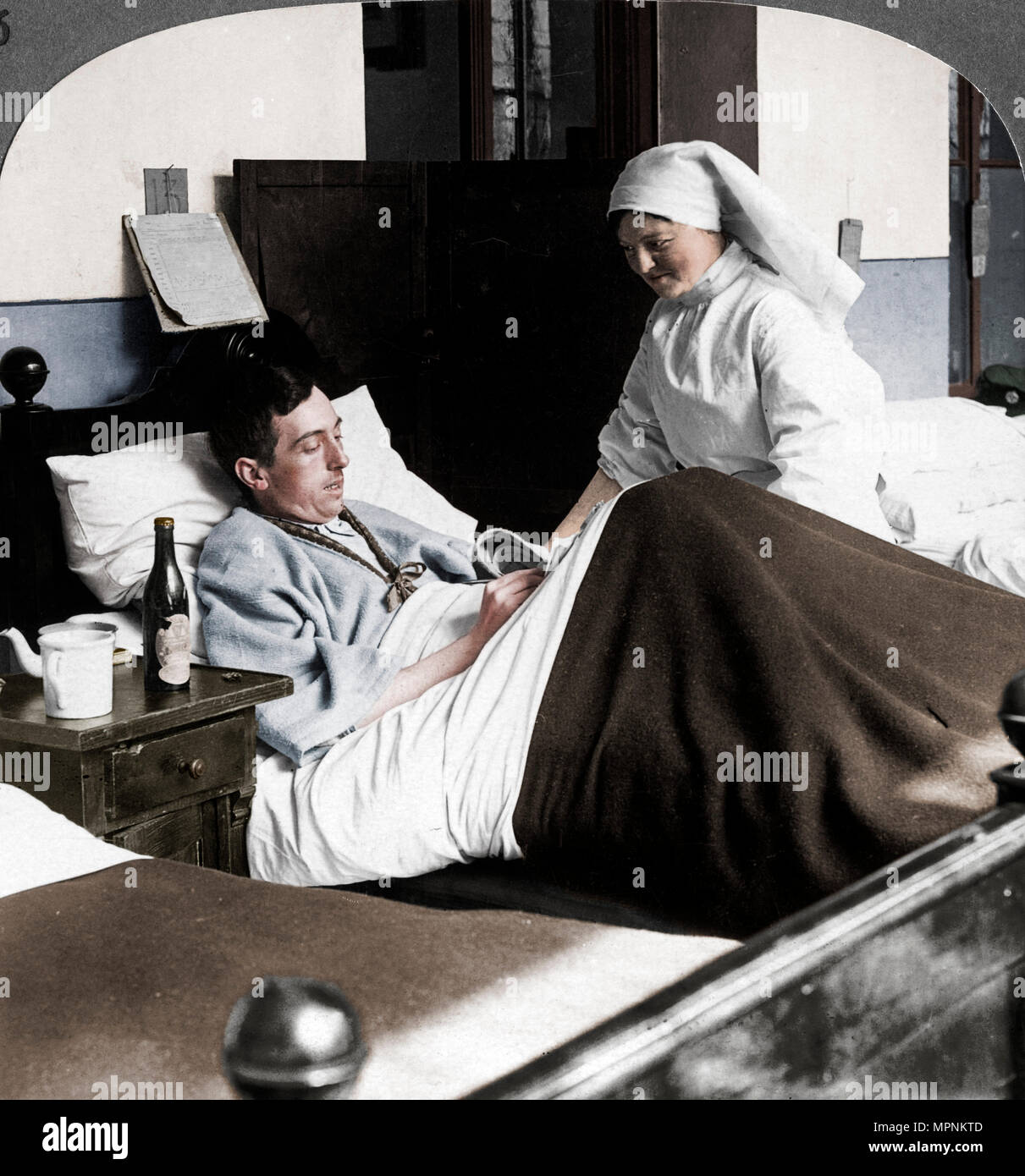 Un soldato di scrivere una lettera in ospedale, guerra mondiale I, 1914-1918. Artista: realistico viaggi editori. Foto Stock