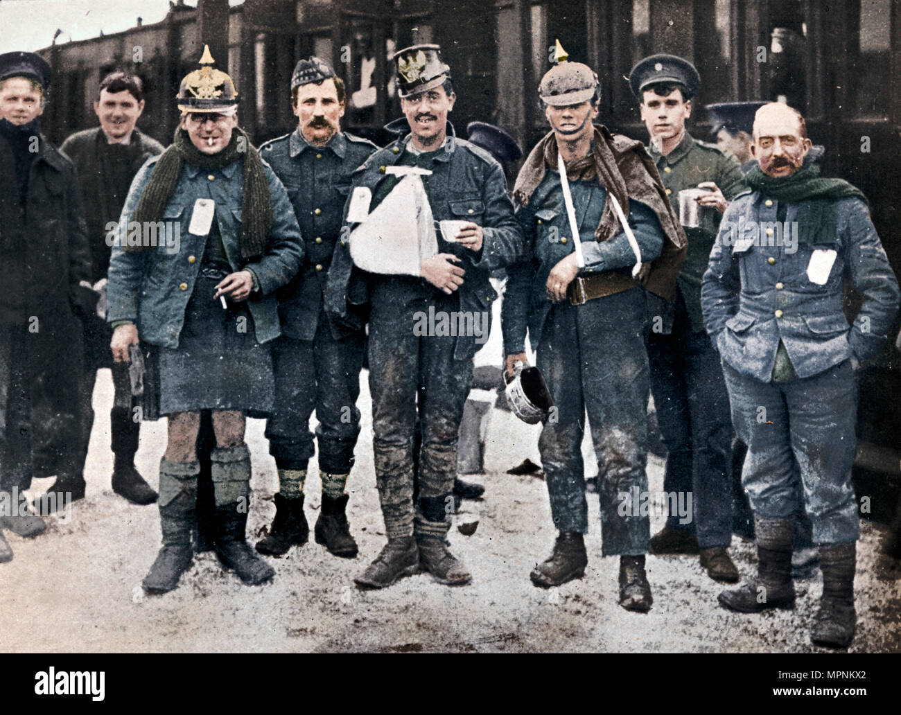 Alcuni allegro ferito da la Neuve Chapelle combattimenti, indossando catturato caschi tedesco, 1915. Artista: sconosciuto. Foto Stock