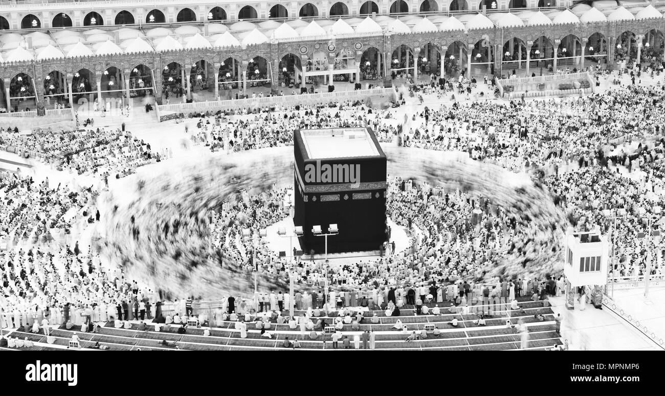 La preghiera e il Tawaf - circumambulation - dei musulmani AlKaaba intorno alla Mecca, Arabia Saudita, antenna vista superiore Foto Stock