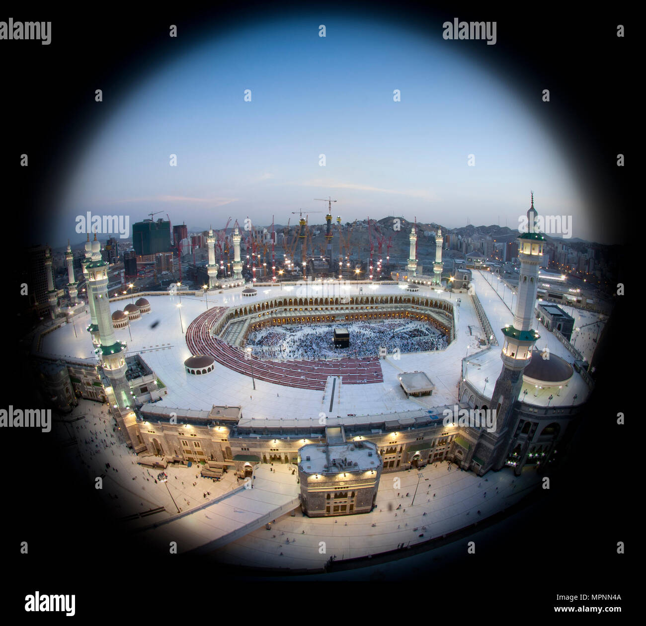 La preghiera e il Tawaf - circumambulation - dei musulmani AlKaaba intorno alla Mecca, Arabia Saudita, antenna vista superiore Foto Stock