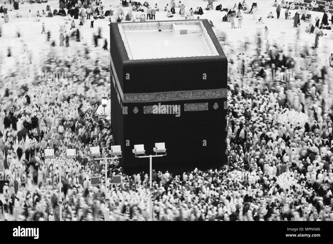 La preghiera e il Tawaf di musulmani AlKaaba intorno alla Mecca, Arabia Saudita, antenna vista superiore Foto Stock