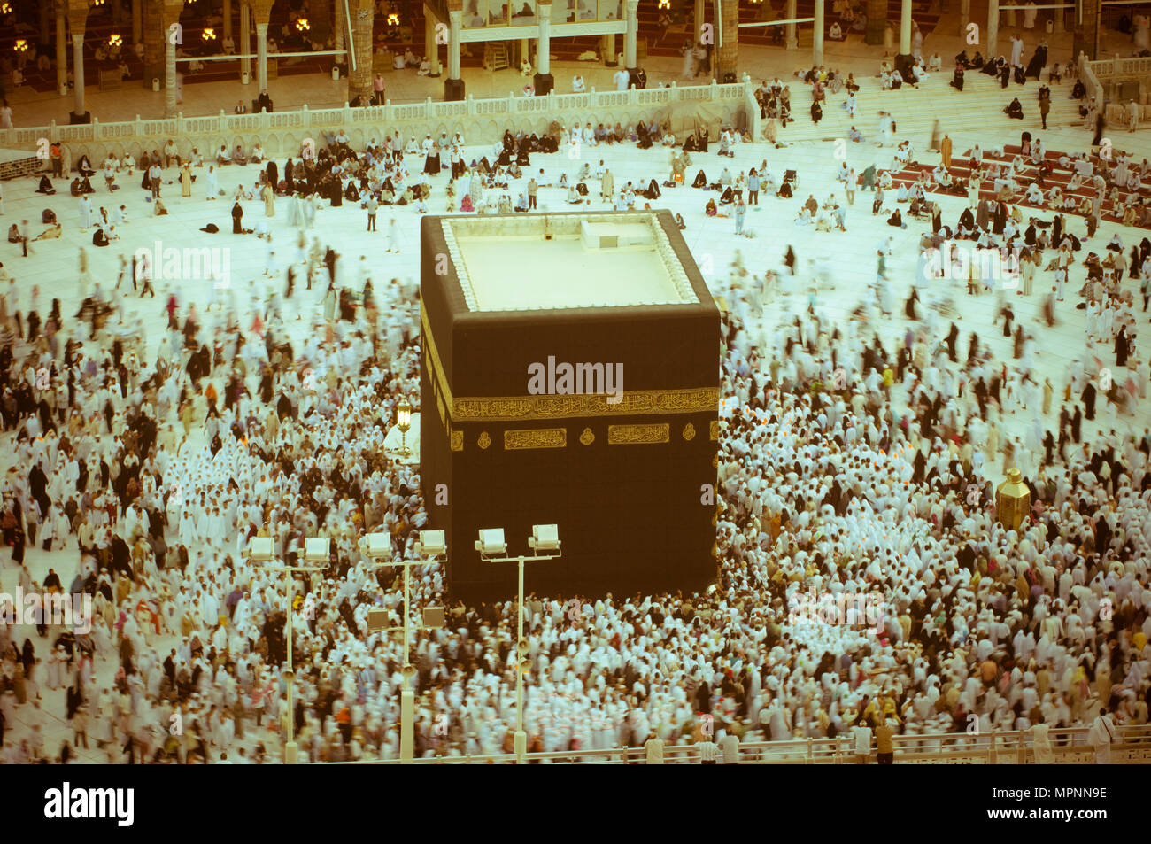 La preghiera e il Tawaf - circumambulation - dei musulmani AlKaaba intorno alla Mecca, Arabia Saudita, antenna vista superiore Foto Stock