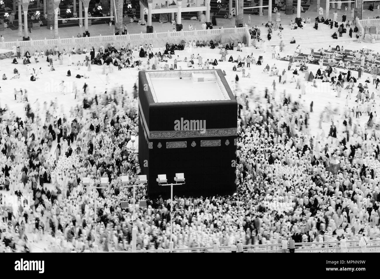 La preghiera e il Tawaf - circumambulation - dei musulmani AlKaaba intorno alla Mecca, Arabia Saudita, antenna vista superiore Foto Stock