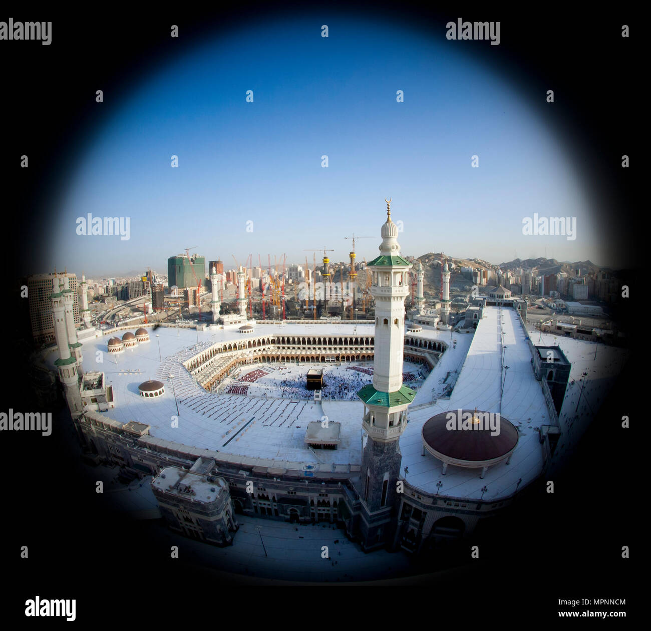 La preghiera e il Tawaf - circumambulation - dei musulmani AlKaaba intorno alla Mecca, Arabia Saudita, antenna vista superiore Foto Stock