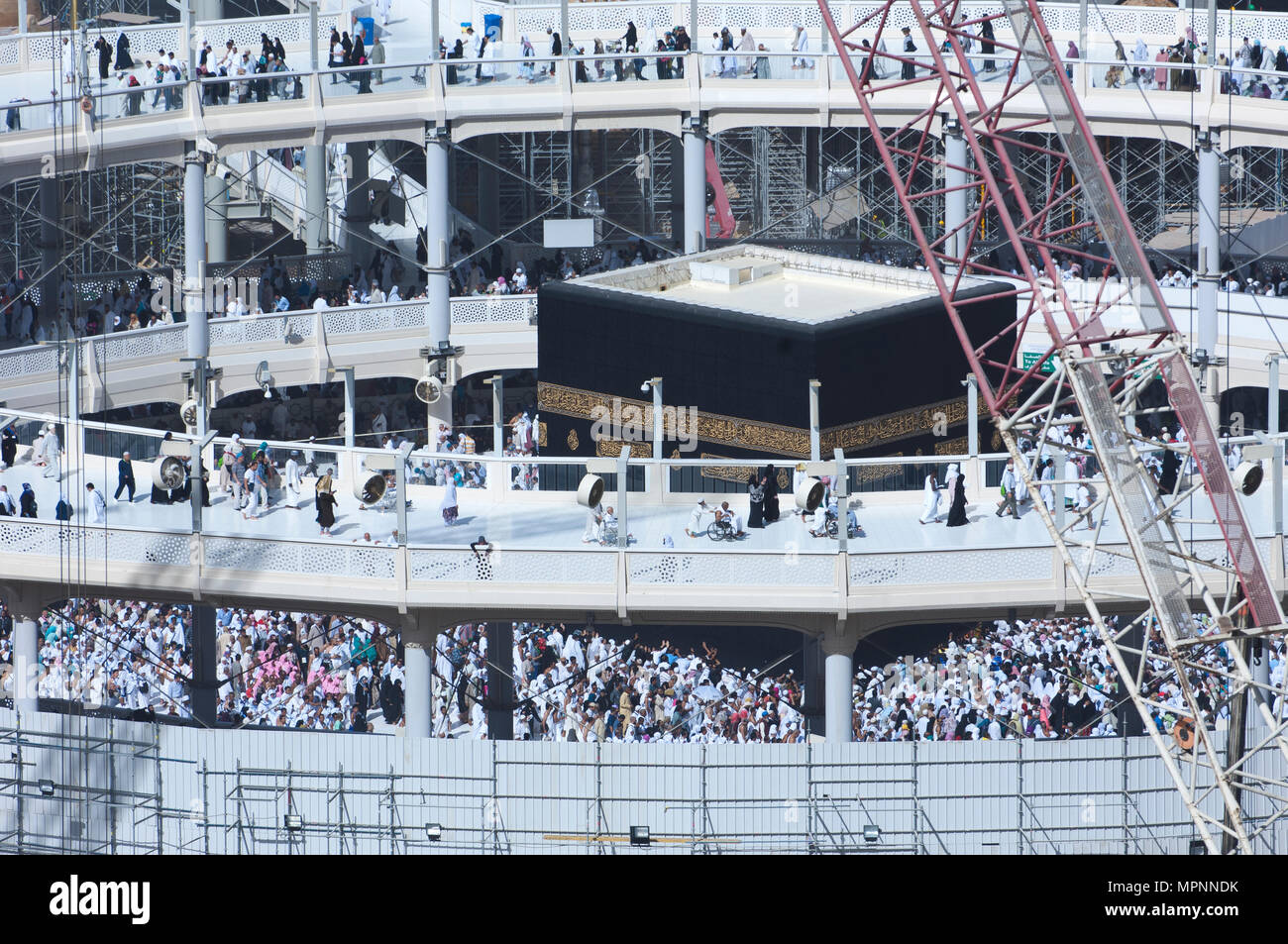 Pellegrini Tawaf attorno Al-Kaaba mentre i lavori di costruzione sono in corso Al Haram a La Mecca, Arabia Saudita Foto Stock