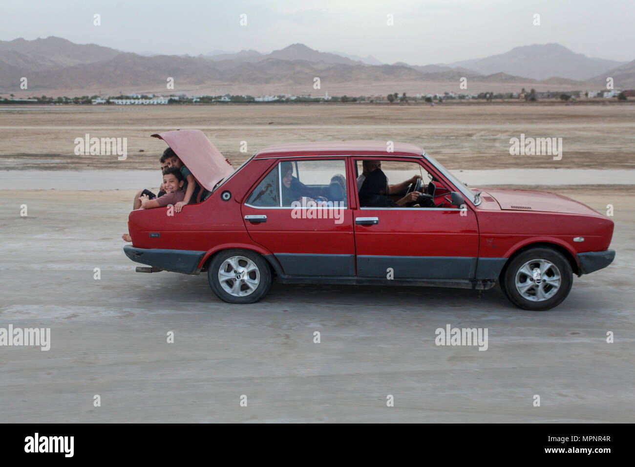 Il trasporto locale. Una piena auto con bambini nel bagagliaio. Fotografato a Dahab, Sinai, Egitto Foto Stock